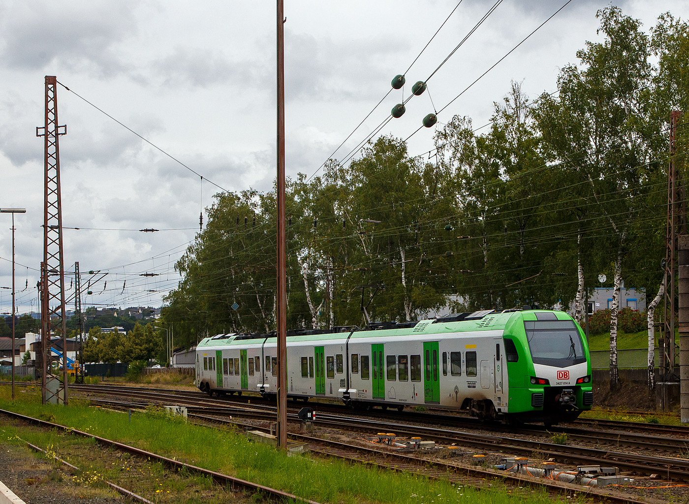 Der für die DB Regio AG – NRW fahrende dreiteilige Stadler FLIRT³  XL 3427 014 (94 80 3427 014-0 D-STAP / 94 80 3827 014-6 D-STAP / 94 80 3427 514-9 D-STAP) der ZV VRR Eigenbetrieb Fahrzeuge und Infrastruktur, erreicht am 13.08.2023, als RE 34 „Dortmund-Siegerland-Express“ (Siegen - Letmathe - Dortmund), bald den Bahnhof Kreuztal. 

Der Stadler FLIRT ³ XL wurde 2020 von der Stadler Pankow GmbH in Berlin unter den Fabriknummern 42354 bis 42356 gebaut und an den Zweckverband Verkehrsverbund Rhein-Ruhr Eigenbetrieb Fahrzeuge und Infrastruktur geliefert. Eigentlich war dieser FLIRT 3 XL wie 9 weitere für die Bedienung der Regiobahnstrecke S 28 Kaarst - Neuss - Düsseldorf - Mettmann - Wuppertal vorgesehen, wo die Elektrifizierung bis 2020 erfolgen sollte. Da aufgrund von Verzögerungen der elektrische Betrieb voraussichtlich erst 2026 aufgenommen werden kann, wurden die inzwischen gelieferten Triebwagen u. a. von der DB Regio AG NRW eingesetzt.
