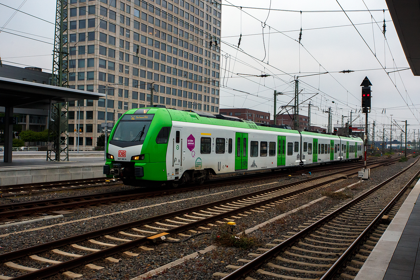 Der für die DB Regio AG – NRW fahrende dreiteilige Stadler FLIRT 3 XL 3427 002 (94 80 3427 002-5 D-STAP / 94 80 3427 502-4 D-STAP / 94 80 3827 002-1 D-STAP) der ZV VRR Eigenbetrieb Fahrzeuge und Infrastruktur, erreicht am 21 April 2026 (7:13 Uhr), als S2 der S-Bahn Rhein-Ruhr von Recklinghausen Hbf seinen Zielbahnhof Dortmund Hauptbahnhof. 

Der Stadler FLIRT ³ XL wurde 2018 von der Stadler Deutschland GmbH in Berlin- Pankow unter den Fabriknummern 42306 bis 42308 gebaut und an den Zweckverband Verkehrsverbund Rhein-Ruhr Eigenbetrieb Fahrzeuge und Infrastruktur geliefert. 