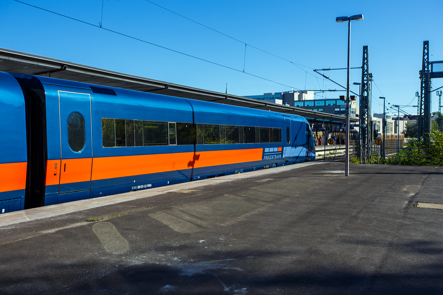 Der futuristisch und sehr modern aussehende „Xoker“, aber doch 29 Jahre alte, ehemalige ICE 2 Steuerwagen 808 033-5 (93 80 5808 033-5 D-PROBA) mit  dem ICE 2 Triebkopf 402 033-5 (93 80 5402 033-5 D-PROBA) der Team Projektbahn GmbH (M�nchen), steht 23 September 2026 im Bahnhof Berlin-Charlottenburg.

Der Triebkopf und der Steuerwagen waren bis Anfang 2026 noch Bestandteil des ICE 2 Tz 233 „Ulm“. Der Steuerwagen wurde 1997 von ABB Daimler-Benz Transportation GmbH (Adtranz) im Werk N�rnberg unter der Fabriknummer unter der Fabriknummer 173134 gebaut.