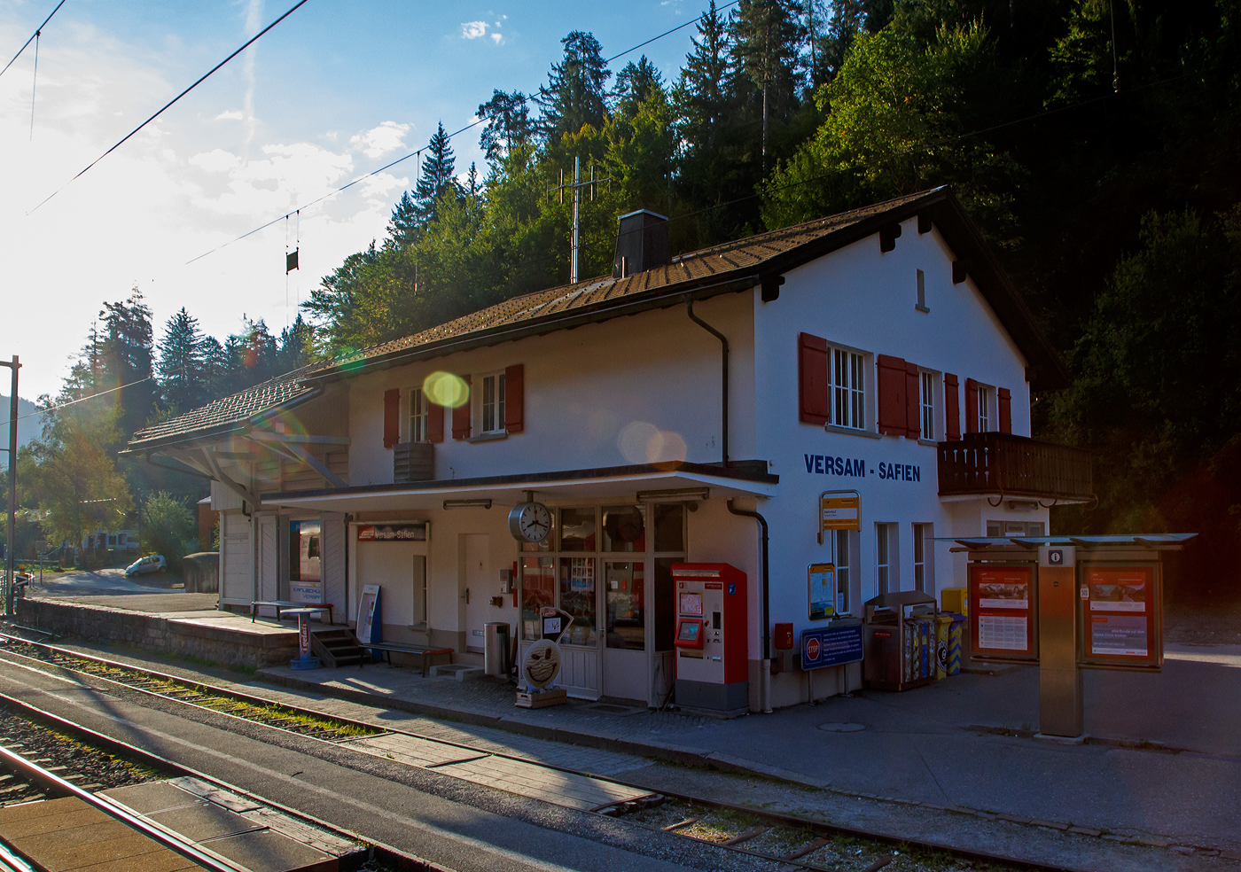 Der gemeinsame RhB Bahnhof Versam - Safien in der Rheinschlucht (Ruinaulta) am 07 September 2021, aus einem RhB-Zug heraus.

Die wohl mit 3,7 km längste und spektakulärste Bahnhofstraße verbindet das Dorf Versam mit dem Bahnhof Versam - Safien, welcher mitten in der Rheinschlucht liegt. Das Dorf Safien liegt noch viel weiter weg.