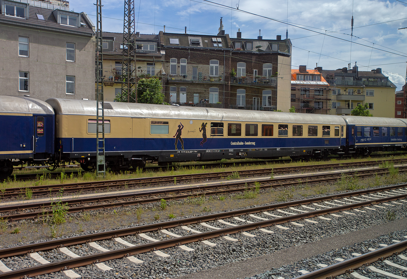 Der Gesellschaftswagen/Partywagen/Tanzwagen D-CBB 56 80 89-94 109-6 der Gattung WGmz 218 der Centralbahn GmbH (Mönchengladbach), eingereiht im Zugverband eines mit 12 Wagen sehr langen Sonder- oder Partyzug der CBB, am 16 Mai 2024 in Köln-West, aufgenommen aus einen Zug heraus. 

Der Wagen wurde 1968 von der WMD - Waggon- und Maschinenbau GmbH Donauwörth (ab 1971 MBB - Messerschmitt-Bölkow-Blohm) gebaut  und als DB 51 80 84-80 221-5 ARmh 217 an die Deutschen Bundesbahn geliefert. 1977 wurde aus ihm der DB 61 80 84-80 221-3 ARmh 217 und 1986 DB 61 80 84-94 621-8 ARmz 218, zum 31.05.1993 wurde er bei der DB ausgemustert und an die IGE verkauft, neue Nummer 61 80 08-94 109-7 ARmz 034.2. Anfang der 2000ter ging er dann an die Centralbahn, wo er die heutige Bezeichnung 56 80 89-94 109-6 D-CBB WGmz 218 bekam. 

Der Wagen ist für eine Höchstgeschwindigkeit von 200 km/h zugelassen.
