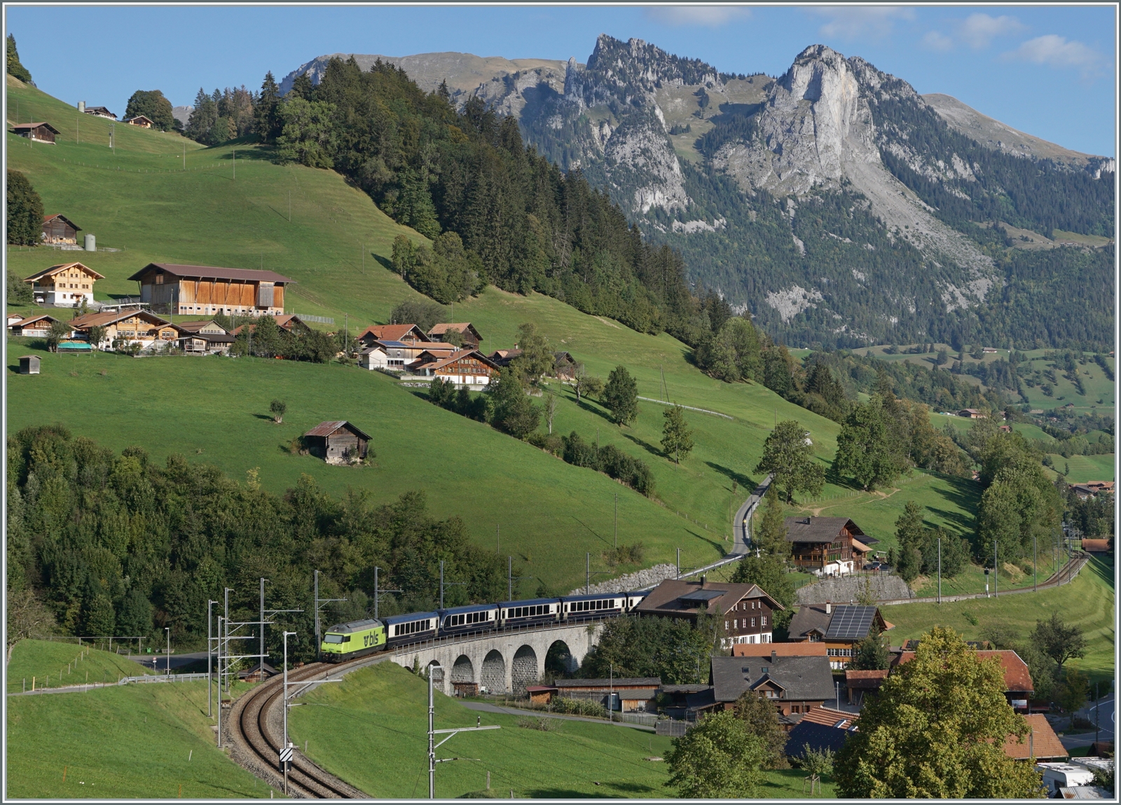 Der GoldenPass Express GPX 4064 von Montreux nach Interlaken Ost, nun durch den  Interface  Wagen und die BLS Re 465 014 ergänzt, während die MOB Ge 4/4 8001 in Zweisimmen für die Rückleistung nach Montreux auf den Gegenzug wartet. 
Das Bild entstand bei Garstatt. 

29. Sept. 2023