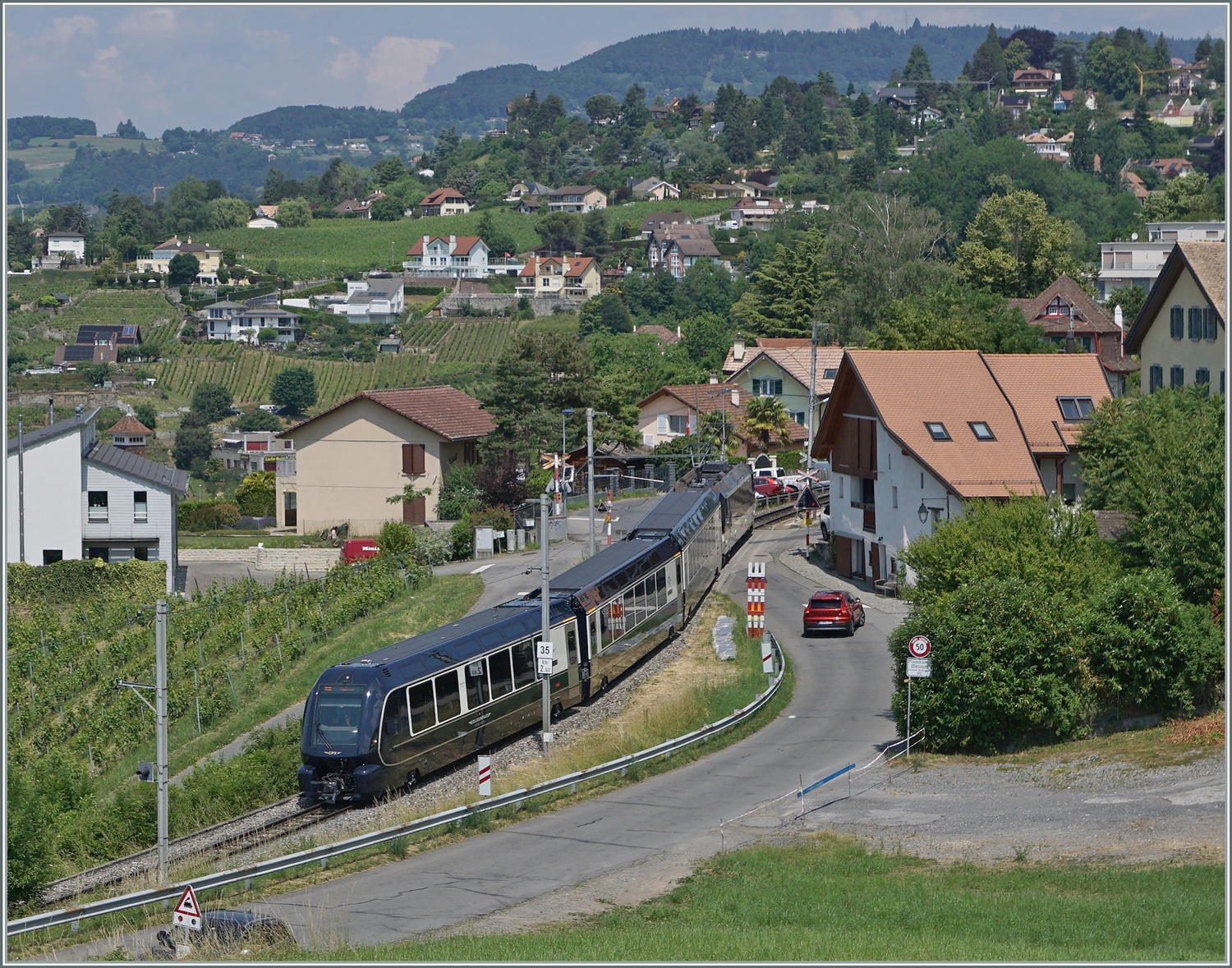 Der GPX 4065 von ZWEISIMMEN nach Montreux bei Planchamp. Entgegen der Werbung der MOB mussten die Reisenden von Interlaken in Zweisimmen umsteigen, eine Tatsache, welche im Fahrplan mehr als geschickt versteckt wird. Der Zug führt interessanter Weise nur drei Wagen, der Steuerwagen Seite Zweisimen fehlt und sorgt somit für ein sehr gefälliges Zugsbild. 

16. Juni 2023 