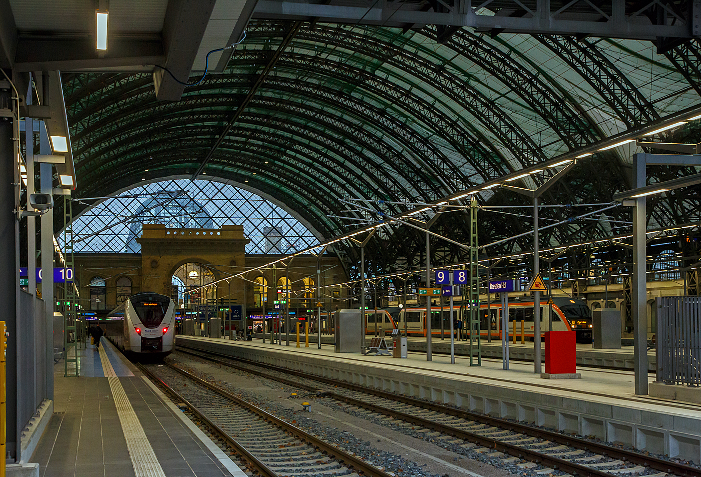 Der Hauptbahnhof Dresden am 06.12.2022 in der Mittelhalle.

Links auf Gleis10 steht der fnfteilige Alstom CORADIA Continental 1440 206 / 1440 706 der Mitteldeutsche Regiobahn (MRB). Eigentmer ist der Verkehrsverbund Mittelsachsen GmbH (Chemnitz), eingestellt sind die Triebzge durch die Bayerische Oberlandbahn GmbH, Holzkirchen (D-BOBy). Die MRB - Mitteldeutschen Regiobahn gehrt wie die BOB zur franzsischen Transdev Group.

Rechts auf Gleis 6 stehen zweigekuppelte zweiteilige Dieseltriebzge vom Typ Siemens Desiro Classic der BR 642 der trilex (eine Marke der Lnderbahn GmbH), als RE 1 Dresden Hbf – Bischofswerda – Bautzen – Grlitz (D) – Zgorzelec (PL).  
