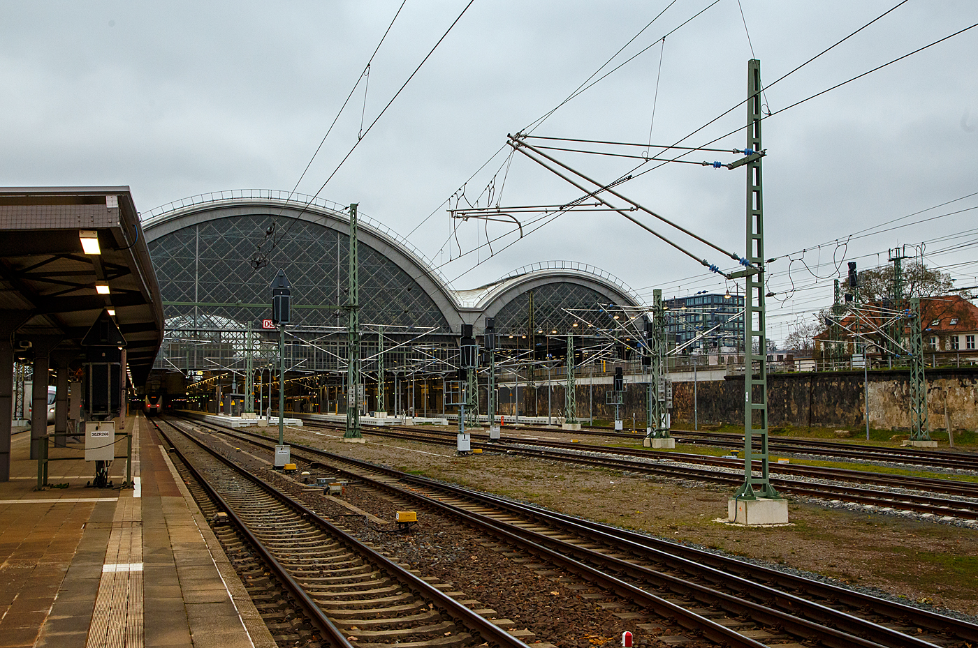 Der Hauptbahnhof Dresden am 06.12.2022, Blick auf die Westseite (Blickrichtung osten) vom Bahnsteig 10/11, links die Mittelhalle und rechts die Sdhalle.

Bahnsteige
Das Mittelschiff bildet heute einen Kopfbahnhof mit sieben Gleisen aus Richtung Nordwesten. Die Bahnsteiggleise des Mittelteils liegen ungefhr auf Straenniveau, alle Durchgangsgleise verlaufen in einer zweiten Ebene 4,50 Meter darber.

Die Nord- und Sdhalle beherbergen je drei durchgehende Bahnsteiggleise, die in sdstlicher Richtung ber das Hallenende hinaus reichen. An den Bahnsteigen 1 und 2 werden diese Abschnitte auch als Bahnsteig 1a und 2a bezeichnet. Der Ostbau besa ursprnglich je ein Bahnsteiggleis in Kopflage an seinen ueren Seiten. Heute ist jedoch nur noch Gleis 4 in Nutzung. Sdlich der Sdhalle befinden sich seit der Sanierung im neuen Jahrtausend, zwei durchgehende Gterzuggleise.
