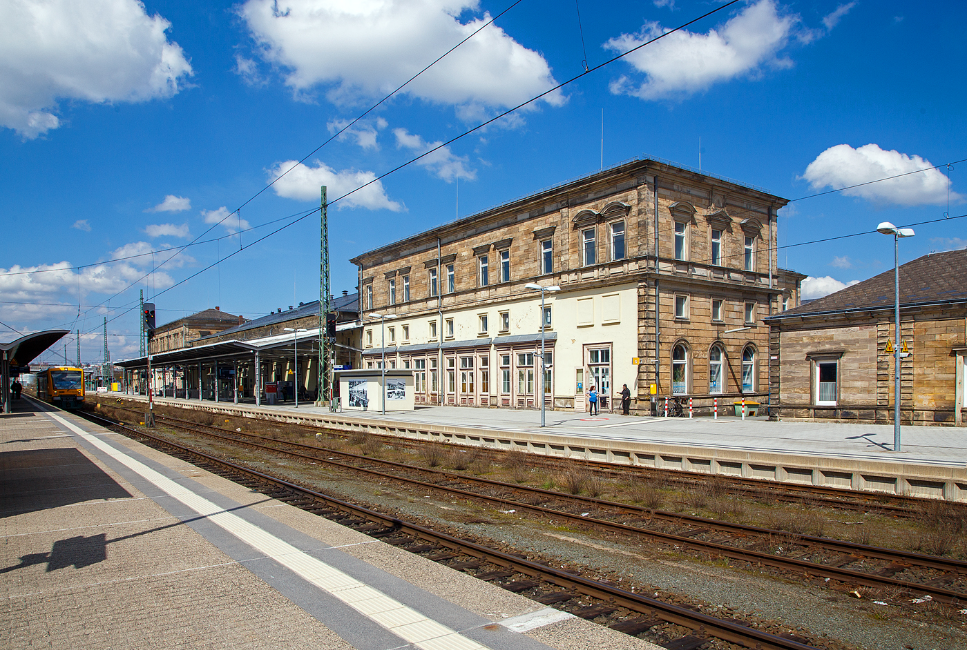 Der Hauptbahnhof Hof (offiziell Hof Hbf) am 21 April 2023.

Der Hauptbahnhof ist der wichtigste Bahnhof der oberfrnkischen Stadt Hof. Der Bahnhof ist seit jeher ein Eisenbahnknoten zwischen Bayern, Thringen, Sachsen und dem Nachbarland Tschechien. 2013 war er mit tglich 7000 bis 8000 umsteigenden Reisenden der fnftgrte Umsteigebahnhof Bayerns.

Der Hauptbahnhof liegt am Schnittpunkt der Sachsen-Franken-Magistrale Dresden–Hof–Nrnberg und der Strecke Berlin–Leipzig–Hof–Regensburg–Mnchen. Bei seiner Erffnung 1880 war er Gemeinschaftsbahnhof an der Grenze zwischen bayerischer und schsischer Staatsbahn. Dies ist heute noch an der groen Ausdehnung der Bahnanlagen und dem imposanten Empfangsgebude zu erkennen. Nach der Grndung der Deutschen Reichsbahn wurde der Bahnhof etwa 25 Jahre lang zum Durchgangsbahnhof. Von 1945 bis 1990 war der Hofer Bahnhof wieder Grenzbahnhof, diesmal zwischen der Sowjetischer Besatzungszone/Deutsche Demokratische Republik und Amerikanischer Besatzungszone/Bundesrepublik Deutschland, bevor die Grenze durch die Deutsche Wiedervereinigung wegfiel. Bis 2006 war der Hauptbahnhof ein Teil des Fernverkehrsnetz der DB, ab 2030 soll es wieder eine Fernverkehrsverbindung geben.

Zum Bahnhof gehren ein Zentralstellwerk, ein Container-Terminal, eine Zolldienststelle und ein Bahnbetriebswerk. Frher gab es Gterabfertigung und einen Paketbahnhof.

Der Bahnhof bestand frher aus zwei Teilen, in denen jeweils alle Betriebsanlagen (Lokschuppen, Kohlenbunker, Betriebswerk, Abstellgruppen usw.) vorhanden waren. Die sdliche Seite gehrte den Kniglich Bayerischen Staats-Eisenbahnen, die nrdliche Seite den Kniglich Schsischen Staatseisenbahnen.

Das Empfangsgebude wurde durch den seit 1856 bei den Kniglich Bayerischen Staats-Eisenbahnen angestellten Architekten Georg Friedrich Seidel (1823–1895) entworfen. Es war spiegelsymmetrisch angelegt, wie der gesamte Bahnhof. Die Grenze zwischen beiden Eisenbahnverwaltungen verlief durch die Mitte des Empfangsgebudes. Im Empfangsgebude wurde ein prunkvoller Knigssaal eingerichtet.

Nach dem Zweiten Weltkrieg war Hof lange wieder Grenzbahnhof, nrdlich und stlich von Hof befand sich die innerdeutsche Grenze, die Stadt war wieder zur Schnittstelle zwischen zwei Bahngesellschaften geworden. Die Hllentalbahn wurde unterbrochen, die Bahnstrecke Hof–Eger nur noch im Gterverkehr genutzt, von der Bahnstrecke Hof–Plauen wurde als Reparationsleistung eines der beiden Streckengleise demontiert. Alle Zge der Deutschen Bundesbahn (mit Ausnahme der Interzonenzge von Mnchen und Nrnberg nach Leipzig und Dresden sowie der Transitzge nach Berlin) begannen und endeten in Hof. Bei den Interzonen- und Transitzgen wurde in Hof ein Lokwechsel durchgefhrt: In Hof wurden die Zge in die DDR mit Triebfahrzeugen der Deutschen Reichsbahn, Zge aus der DDR mit Triebfahrzeugen der Deutschen Bundesbahn bespannt. Es wurden in Hof keine Grenzkontrollen durchgefhrt, diese fanden im Zug oder am Grenzbahnhof Gutenfrst statt.