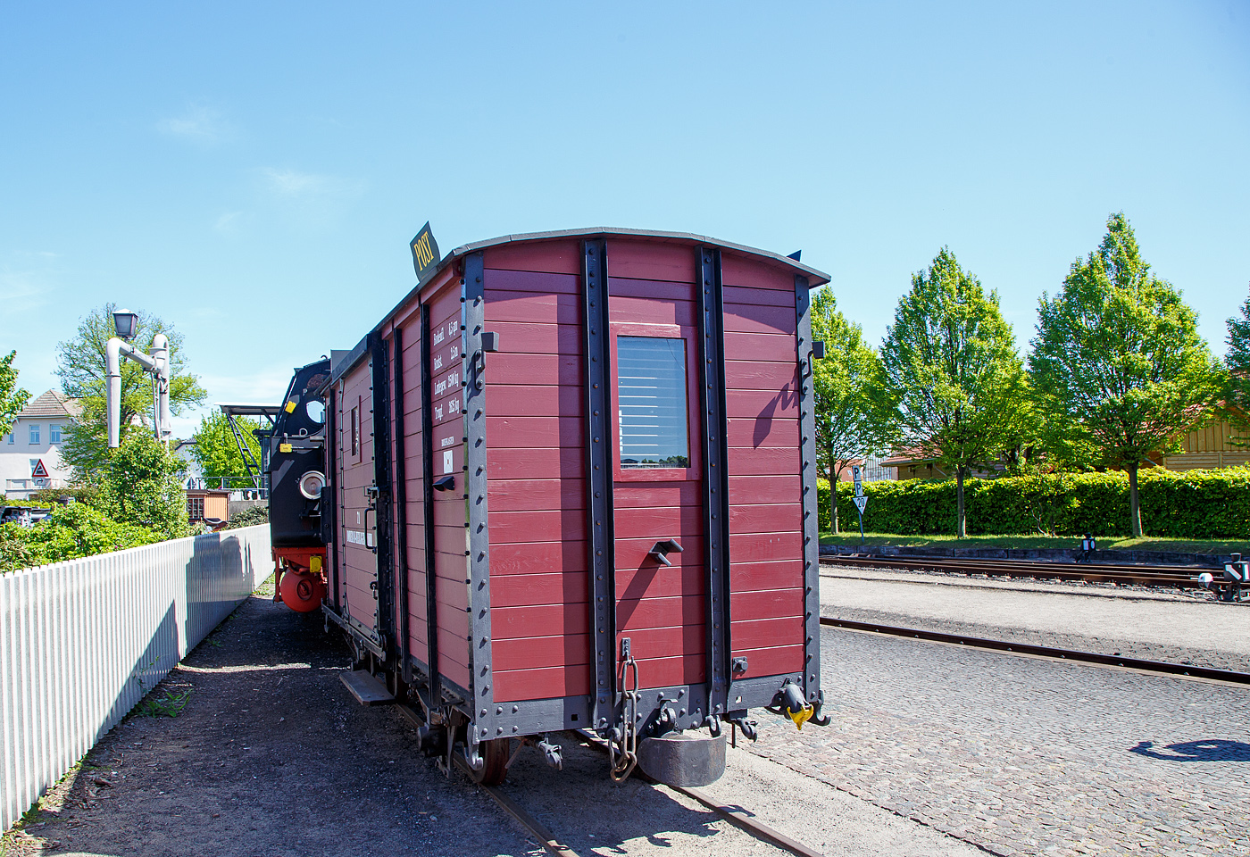 Der historische zweiachsige Postwagen 71 der damaligen DHE - Doberan-Heiligendammer-Eisenbahn (Vorgänger MBB - Mecklenburgischen Bäderbahn Molli), ex DR 98-84-01 ab-/ausgestellt im Bahnhof Ostseebad Kühlungsborn-West (bis 1938 Ostseebad Arendsee), hier am 15.05.2022. Der Wagen ist Eigentum und Leihgabe vom VTM.

Der Post-/ Packwagen wurde 1886 von der Waggonfabrik P. Herbrand & Cie. in Köln-Ehrenfeld gebaut und an die damalige Doberan-Heiligendammer-Eisenbahn (DHE) geliefert. Eine Rekonstruktion erfolgte 2000 – 2001 durch den Verein zur Traditionspflege des Molli e. V..

Die DHE wurde im März 1890 verstaatlichte und in die Großherzoglich Mecklenburgische Friedrich-Franz-Eisenbahn eingliedert. Ab dem 1. April 1920 gehörte sie zur Deutschen Reichsbahn. So kam der Molli nach der deutschen Wiedervereinigung zur DB AG. Zum 01.10.1995 wurde die Mecklenburgische Bäderbahn Molli GmbH gegründet und übernahm fortan die 15,4 km lange Strecke zwischen Kühlungsborn und Bad Doberan von der Deutschen Bahn AG.

TECHNISCH DATEN des Wagens:
Spurweite: 900 mm
Gattung: P
Anzahl der Achsen: 2
Drehzapfenabstand: 2.500 mm
Ladefläche: 8,3 m²
Tragfähigkeit: 2.625 kg
