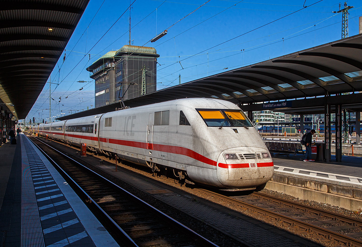 Der ICE 1 – Tz 120 „L�neburg“, gef�hrt von dem Triebkopf 401 019-5 (93 80 5401 019-5 D-DB) und hier am Zugschluss 401 520-2 (93 80 5401 520-2D-DB) verl�sst am 11 Juni 2022 den Hauptbahnhof Frankfurt am Main. 

Im Hintergrund das ehemalige Frankfurt (Main) Hbf Fpf, auch als U-Boot bekannt. Bei der Inbetriebnahme 1957 war das Stellwerk Fpf im Frankfurter Hauptbahnhof absolute Spitzentechnologie im Stellwerksbau mit Fernsteuerung der umliegenden Betriebsstellen, Zugnummernmeldeanlage und automatischer Zugsteuerung. Wegen veralteter Technik und altersbedingter Materialerspr�dungen der Kabel wurde die Anlage 2005 nach fast f�nf Jahrzehnten abgeschaltet. Die Steuerung erfolgt seither �ber moderne Elektronische Stellwerke (ESTW).
