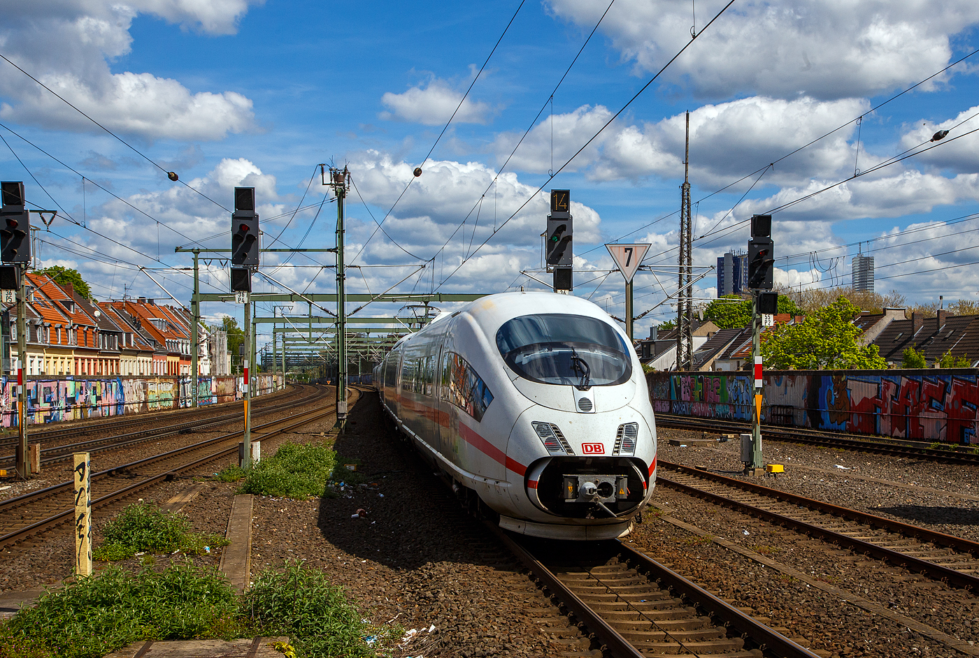 Der ICE 3 M – Triebzug 4654 – DB 406 054-7 (ex NS 406 054-7) / 406 581 fährt am 30.04.2023 durch den Bahnhof Köln-Ehrenfeld in Richtung Köln Hbf.

Der Triebzug hat die Zulassungen für Deutschland, die Niederlanden und Belgien.Dem als ICE 123 eingesetzte Triebzug 4654 fuhr am 11.01.2011 in den Niederlanden, zwischen Arnhem und Emmerich, ein Güterzug in die Flanke, woraufhin der führende Wagen des ICE entgleiste und der zweite Wagen ebenfalls beschädigt wurde. Unglücksursache war der Diebstahl von Kupferkabeln. Die beschädigten Wagen 406 554 und 406 654 aus dem Triebzug 4654 wurden im Dezember 2011 durch die Wagen 406 581 und 681 aus dem abgestellten Triebzug 4681 ersetzt. Seit 1. Januar 2012 gehört der ICE buchmäßig der DB Fernverkehr AG und nicht mehr der NS - Nederlandse Spoorwegen.