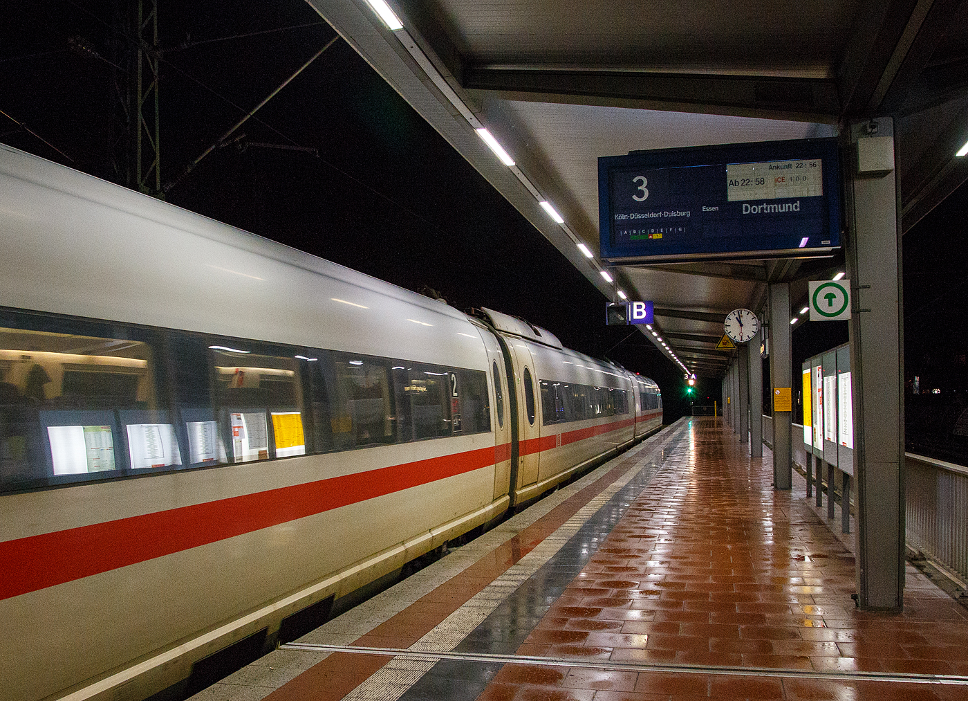 Der ICE 3  Neunkirchen/Saar   Tz 326 (403 526-7 / 403026-8) verlässt, als ICE 100 (Basel SBB - Frankfurt(M) Flughafen Fernbf. – Köln Hbf - Dortmund Hbf), am 20 Februar 2017 pünktlich um 22:58 Uhr den Bahnhof Siegburg/Bonn und fährt weiter in Richtung Köln Hbf.
