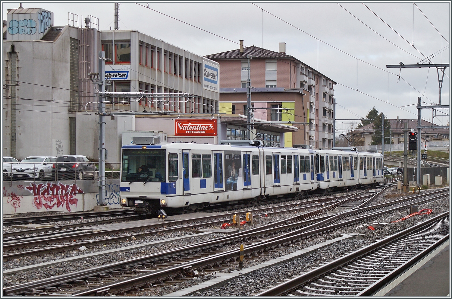 Der Klassiger  anderer Bahnsteig  nicht funktioniert wie aufgezeigt nicht, aber dank der länge der SBB Bahnsteige, können die TSOL TL Be 4/6 (Be 558) ohne Mühe bei der Ankunft oder Abfahrt fotografiert werden. Im Bild der TL Be 4/6 204 und ein weiterer bei der Ankunft in Renens VD. 

l4. Dez. 2023