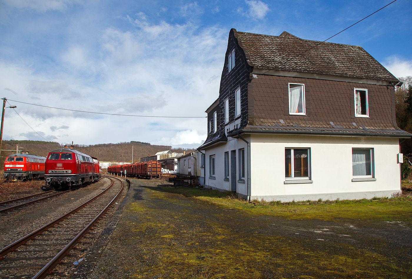 Der Kleinbahnhof der WEBA (Westerwaldbahn) in Scheuerfeld (Sieg) am 25.03.2023. 

Hier stehen Holzzüge und links die 218 191-5, die 225 086-8 und die 213 336-1.