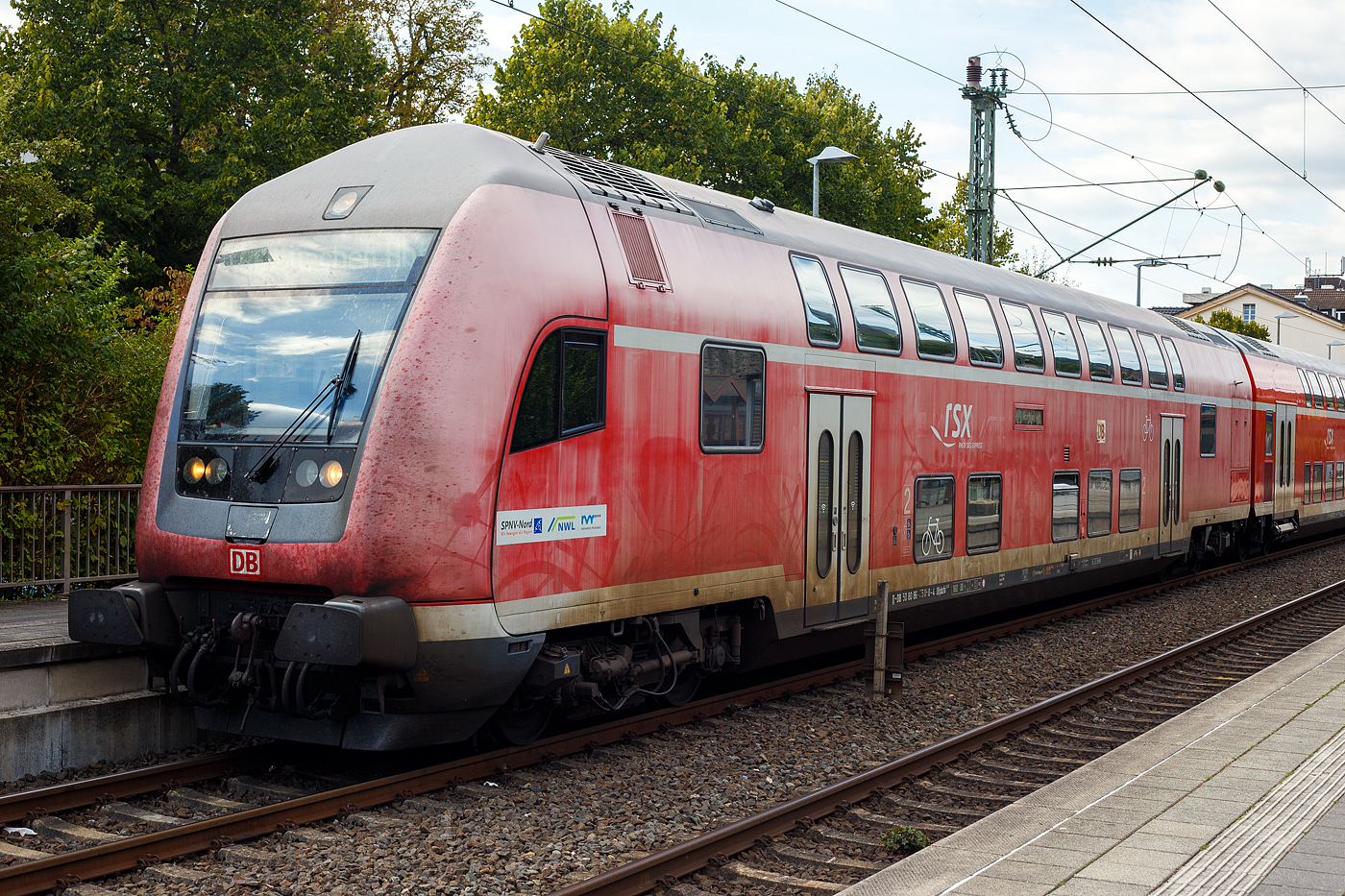 Der klimatisierte Doppelstock-Steuerwagen der zweiten Wagenklasse (DoSto-Steuerwagen) D-DB 50 80 86-75 050-4, der Gattung/Bauart DBpbzfa 763.8, eingereiht im Zugverband (führendender Wagen) des rsx - Rhein-Sieg-Express RE 9 der DB Regio NRW, am 15 September 2024 im Bahnhof Kirchen/Sieg.

Der Steuerwagen wurde 2000 von der DWA Deutsche Waggonbau AG im Werk Görlitz (ex Waggonbau Görlitz, heute Bombardier) gebaut und in der Gattung/Bauart DBpbzfa 763.6, an die DB Regio NRW für den RE 9 – rsx, geliefert. Die ab 1999 neu beschafften Steuerwagen sind mit einem vergrößerten behindertengerechtem WC ausgestattet, welches die Bauart DBpbzfa 763.6 charakterisiert. Im Oktober 2016 erfolgte im AW Wittenberge der Umbau, wobei der Wagen mit einem zweiten Mehrzweckbereich nachgerüstet und in damit in die Bauart DBpbzfa 763.8 umgezeichnet wurde. Der Steuerwagen hat die Einstiege tief, so können mobilitätseingeschränkte Fahrgäste auch an niedrigen Bahnsteigen barrierefrei ein- und aussteigen

TECHNISCHE DATEN:
Hersteller: DWA Deutsche Waggonbau AG, Werk Görlitz (heute Bombardier)
Umbau bei: AW Wittenberge (2013 bis 2016)
Spurweite: 1.435 mm
Länge über Puffer: 27.270 mm
Wagenkastenlänge: 26.660 mm
Wagenkastenbreite: 2.784 mm
Höhe über Schienenoberkante: 4.631 mm
Drehzapfenabstand: 20.000 mm
Achsstand im Drehgestell: 2.500 mm
Drehgestell Bauart: Görlitz VIII
Leergewicht: 53 t
Höchstgeschwindigkeit: 160 km/h
Heizungsbauart: Klimaes
Bremsbauart: KE-PR-A-Mg-mZ (D)
Sitzplätze: 85 in der 2. Klasse
Toiletten: 1, behindertengerecht, geschlossenes System
Bemerkungen: 2 Mehrzweckabteile, 1 Dienstraum, eingeschränkt dieselloktauglich
Umgebaut aus: DBpbzfa 763.6