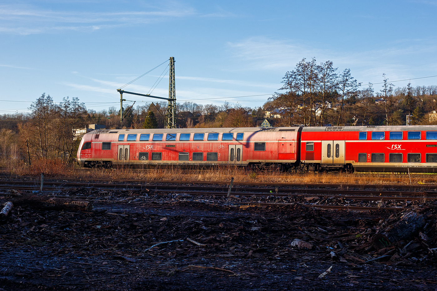 Der klimatisierte Doppelstock-Steuerwagen der zweiten Wagenklasse (DoSto-Steuerwagen) D-DB 50 80 86-75 050-4, der Gattung/Bauart DBpbzfa 763.8, eingereiht im Zugverband (führendender Wagen) des rsx - Rhein-Sieg-Express RE 9 der DB Regio NRW, am 26 Dezember 2024 bei der Zugdurchfahrt in Scheuerfeld/Sieg

Der Steuerwagen wurde 2000 von der DWA Deutsche Waggonbau AG im Werk Görlitz (ex Waggonbau Görlitz, heute Bombardier) gebaut und in der Gattung/Bauart DBpbzfa 763.6, an die DB Regio NRW für den RE 9 – rsx, geliefert. Die ab 1999 neu beschafften Steuerwagen sind mit einem vergrößerten behindertengerechtem WC ausgestattet, welches die Bauart DBpbzfa 763.6 charakterisiert. Im Oktober 2016 erfolgte im AW Wittenberge der Umbau, wobei der Wagen mit einem zweiten Mehrzweckbereich nachgerüstet und in damit in die Bauart DBpbzfa 763.8 umgezeichnet wurde. Der Steuerwagen hat die Einstiege tief, so können mobilitätseingeschränkte Fahrgäste auch an niedrigen Bahnsteigen barrierefrei ein- und aussteigen

TECHNISCHE DATEN:
Hersteller: DWA Deutsche Waggonbau AG, Werk Görlitz (heute Bombardier)
Umbau bei: AW Wittenberge (2013 bis 2016)
Spurweite: 1.435 mm
Länge über Puffer: 27.270 mm
Wagenkastenlänge: 26.660 mm
Wagenkastenbreite: 2.784 mm
Höhe über Schienenoberkante: 4.631 mm
Drehzapfenabstand: 20.000 mm
Achsstand im Drehgestell: 2.500 mm
Drehgestell Bauart: Görlitz VIII
Leergewicht: 53 t
Höchstgeschwindigkeit: 160 km/h
Heizungsbauart: Klimaes
Bremsbauart: KE-PR-A-Mg-mZ (D)
Sitzplätze: 85 in der 2. Klasse
Toiletten: 1, behindertengerecht, geschlossenes System
Bemerkungen: 2 Mehrzweckabteile, 1 Dienstraum, eingeschränkt dieselloktauglich
Umgebaut aus: DBpbzfa 763.6 