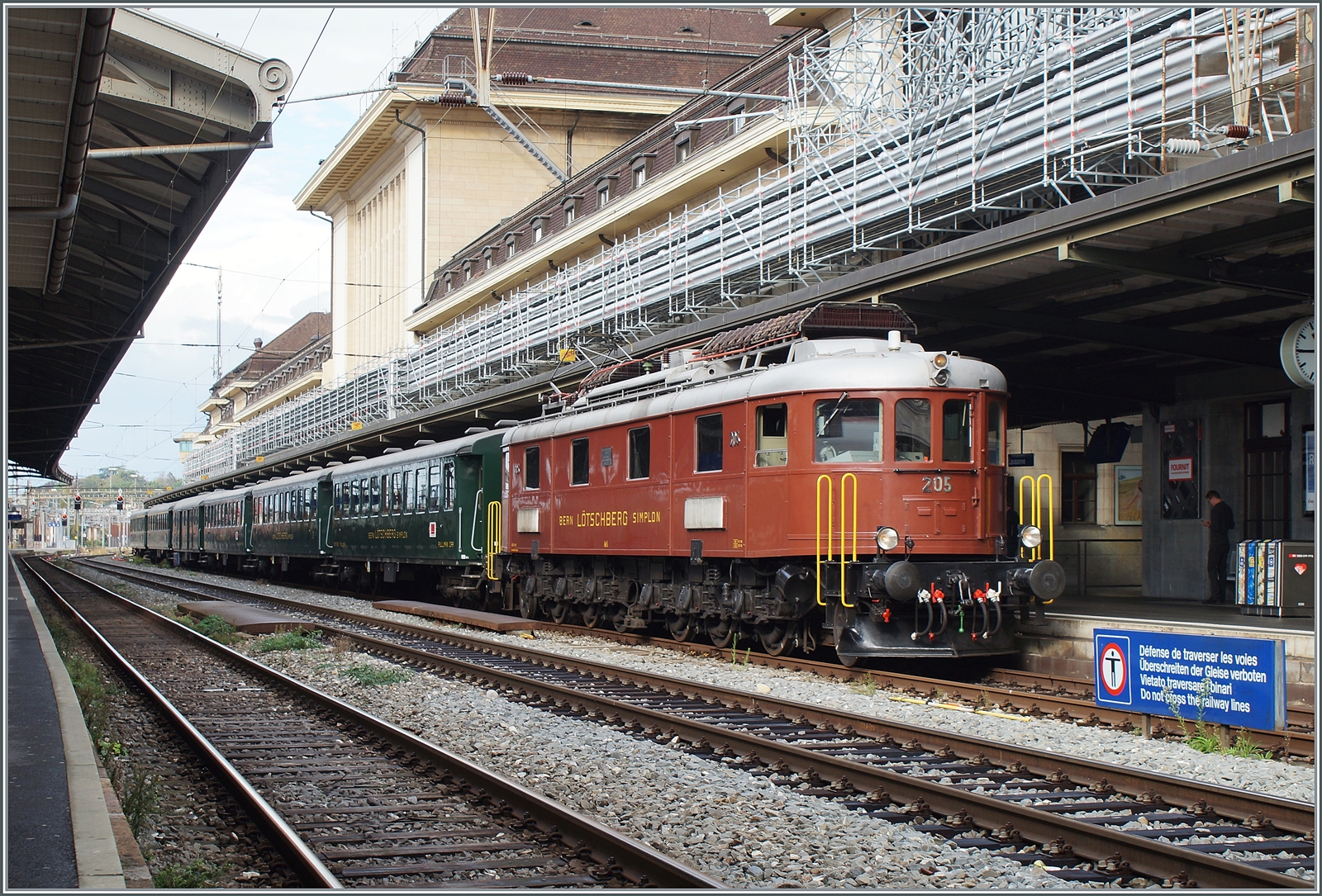 Der  L'Association 141R568  Extrazug Train Chasse mit der ex BLS Ae 6/8 N° 205 beim Halt in Lausanne.

14. Oktober 2023
