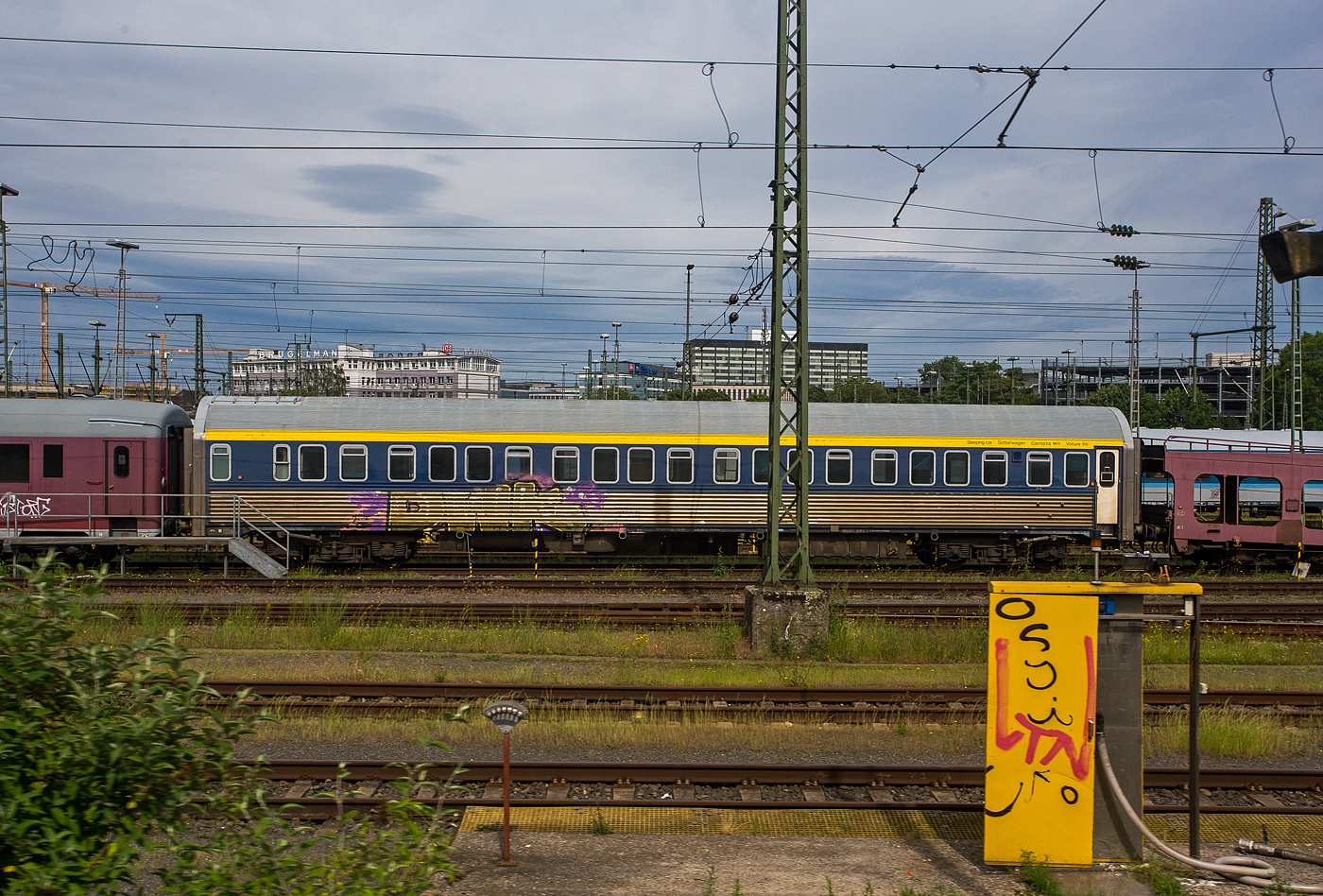 Der leider beschmierte Schlafwagen der Gattung WLAB (CIWL Typ MU '64), NL-MSM 61 84 06-70 617-1 der MSM Gruppe Inh. Niko Maedge e.K. (Kln) abgestellt am 26 Mai 2024 im Zugverband in Kln-Deutzerfeld, aus einem Zug heraus fotografiert, leider mit einem Mast davor.

Der Wagen vom CIWL Typ MU '64 wurde 1966 von der WMD - Waggon- und Maschinenbau GmbH Donauwrth (ab 1971 MBB - Messerschmitt-Blkow-Blohm) gebaut und an die Compagnie Internationale des Wagons-Lits (CIWL), seit 1967 Compagnie Internationale des Wagons-Lits et du Tourisme (CIWLT, deutsch Internationale Schlafwagen- und Touristik-Gesellschaft), geliefert. Die CIWL/CIWLT ist das lteste europische Unternehmen zum Betrieb von Schlafwagen, Speisewagen und Luxuszgen.  

Der Schlafwagen wurde CIWL 4794 bezeichnet/gefhrt, spter als CIWLT 51 66 06-80 094-9 (der Code 66 ist hier fr das Eigentumsmerkmal der CIWLT). Spter ging der Wagen an die belgische Staatsbahn NMBS / SNCB als 71 88 72-80 617-6, 2003 ging er an die Euro Express Treincharter (EETC) als 61 88 06-70 617-1 B- EETC, ab 2005/6 als 61 84 06-70 617-5 NL-EETC. Im Jahr 2016 ging er an die MSM Gruppe in Kln als NL- MSM 61 84 06-70 617-1.

Ab dem Jahr 1964 wurden etwa 100 dieser Schlafwagen vom Typ MU mit zwlf Universalabteilen, mit jeweils drei Betten pro Abteil von der CIWL in Dienst gestellt. Diese Schlafwagen sind heute noch in vielen Teilen Europas anzutreffen, teilweise im Eigentum der Bahnen, teilweise von der CIWL angemietet.

TECHNISCHE DATEN:
Gebaute Anzahl: ca. 100
Hersteller: WMB (oder FIAT)
Baujahre: an 1964
Spurweite: 1.435 mm (Normalspur)
Lnge ber Puffer: 26.400 mm
Wagenkastenlnge: 25.900 mm
Wagenkastenbreite: 2.820 mm
Hhe ber Schienenoberkante: 4.260 mm
Drehzapfenabstand: 18.500 mm
Achsstand im Drehgestell: 2.500 mm
Leergewicht: 61 t
Hchstgeschwindigkeit: 160 km/h
Sitz- /Liegepltze in der 2. Klasse: 36
Abteile: 12
