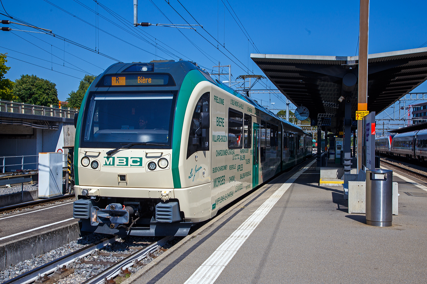 Der MBC (ex BAM) Pendelzug steht am 07 September 2023 als Regionalzug nach Bire im Bahnhof Morges zur Abfahrt bereit. Der Zug besteht hier aus dem Stadler Westschweizer Meterspur Niederflur-Triebwagen Be 4/4 31 (Baujahr 2015), Niederflurzwischenwagen B4 2067 (Baujahr 2010 von Stadler) und dem Steuerwagen Bt 54, ex YSteC Bt 52 (Baujahr 1981 von  ACMV).