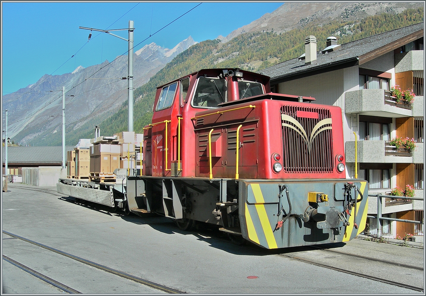Der MGB Tm 2/2 74 steht in Zermatt und wartet auf einen neuen Rangiereinsatz. 

11. Okt. 2007