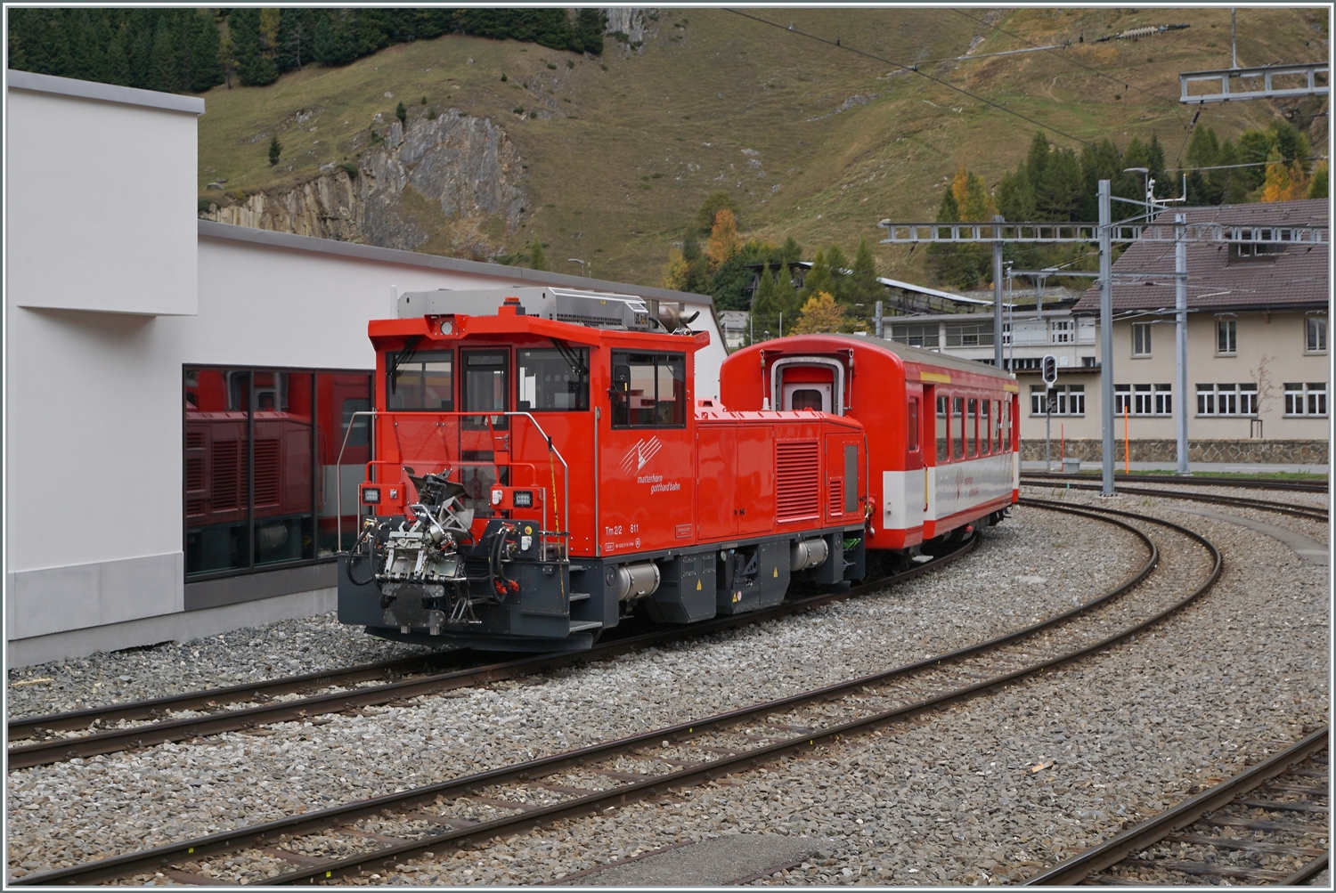 Der MGB Tm 2/2 811 steht mit einem AB im Bahnhof von Andermatt. 

19. Oktober 2023