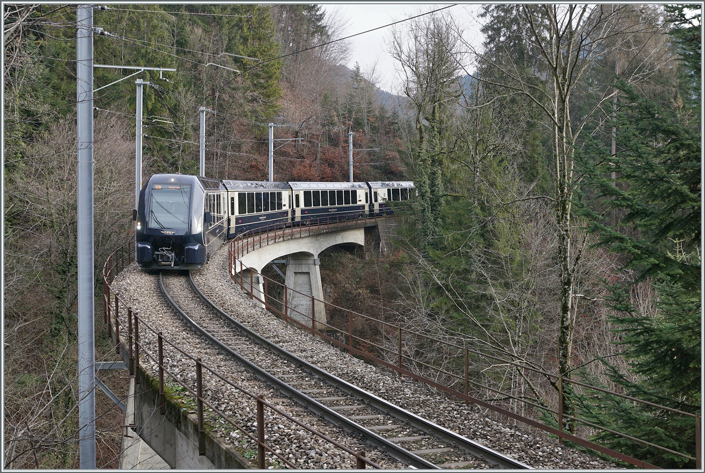 Der MOB GoldenPass Express GPX 4065 ist auf dem Weg von Interlaken Ost nach Montreux und hat kurz nach Les Avants sein Ziel schon fast erreicht. Der Spurwechselzug fhrt ber die die 93 Meter lange Pont Gardiol, welche ber den Bois des Chenaux berbrckt.

4. Januar 2023