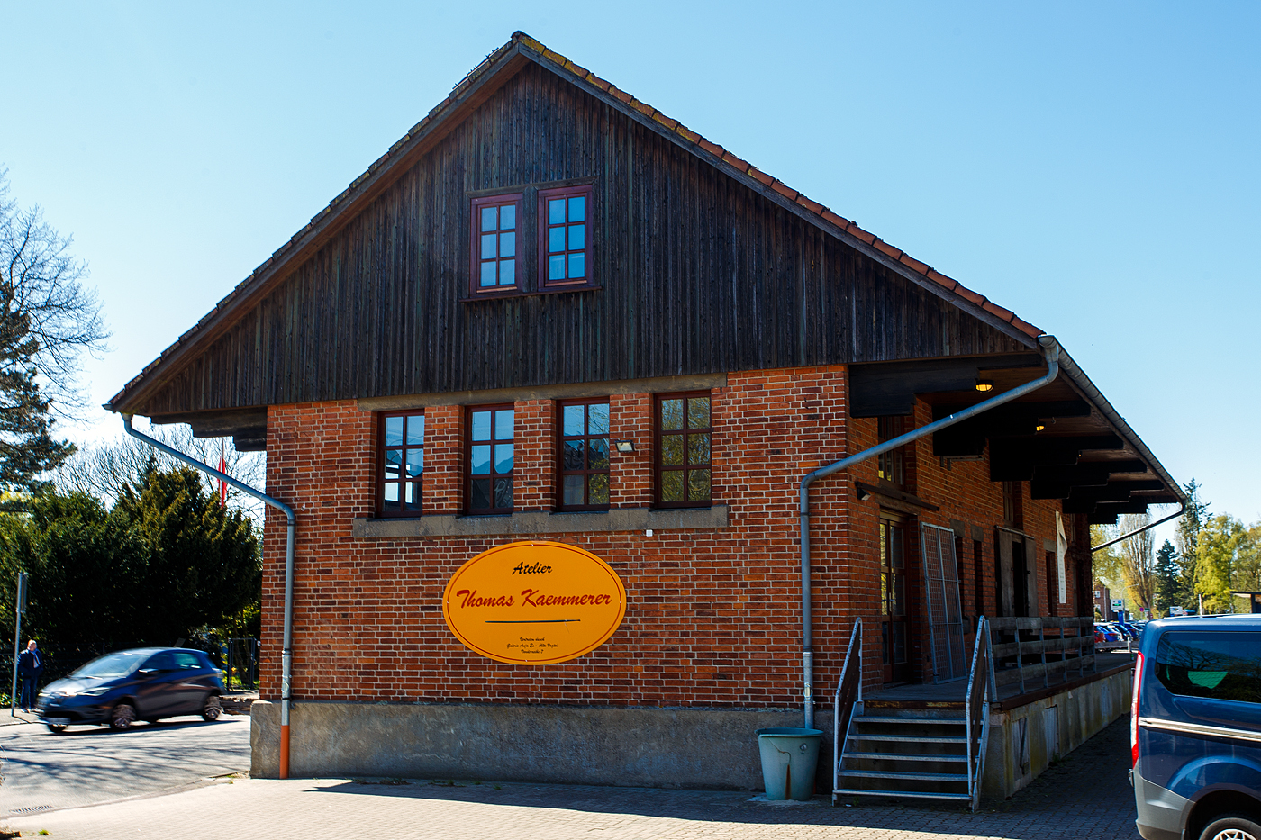 Der modernisierte ehemalige G�terschuppen vom Bahnhof L�beck-Travem�nde Hafen (Hafenbahnhof) am 21 April 2026. Heute befinden sich im Geb�ude ein Blumengesch�ft und ein Atelier eines K�nstlers. 