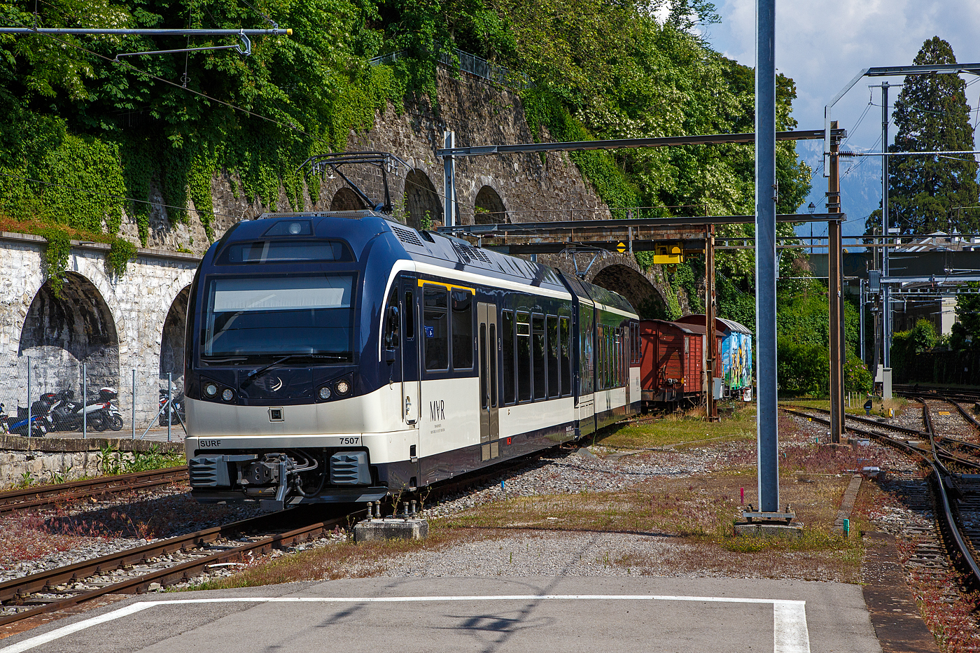 Der MVR (ex CEV) SURF ABeh 2/6 7507 ist am 26 Mai 2023 beim Bahnhof Vevey abgestellt.

SURF steht für Série Unifiée Romande pour Réseau Ferré métrique (Einheitliche Serie für das Westschweizer Meterspurige Schienennetz). Diese ab 2015 gebaute meterspurige Triebzüge mit gemischtem Adhäsions- und Zahnradbetrieb gehören zu den Stadler GTW der 4. Generation.
