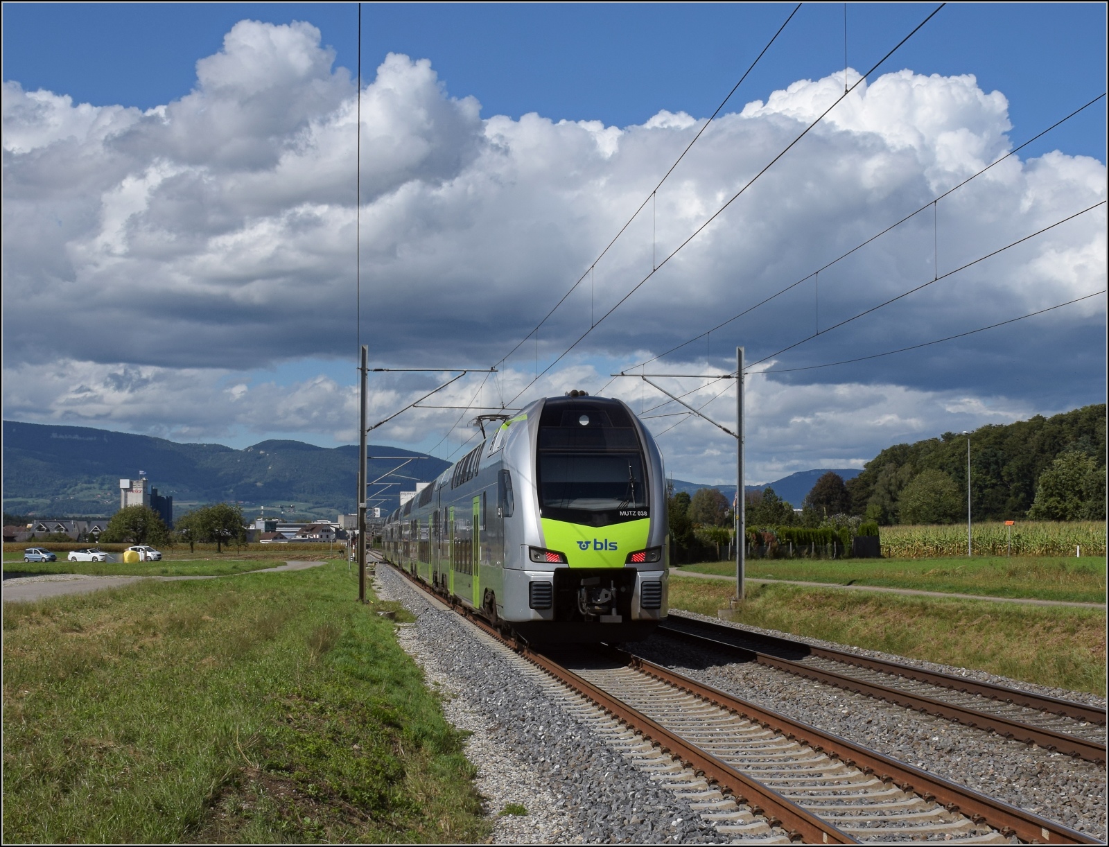 Der neue sechsteilige Mutz der BLS RABe 515 038 auf dem Weg Richtung Olten. Herzogenbuchsee, September 2022.