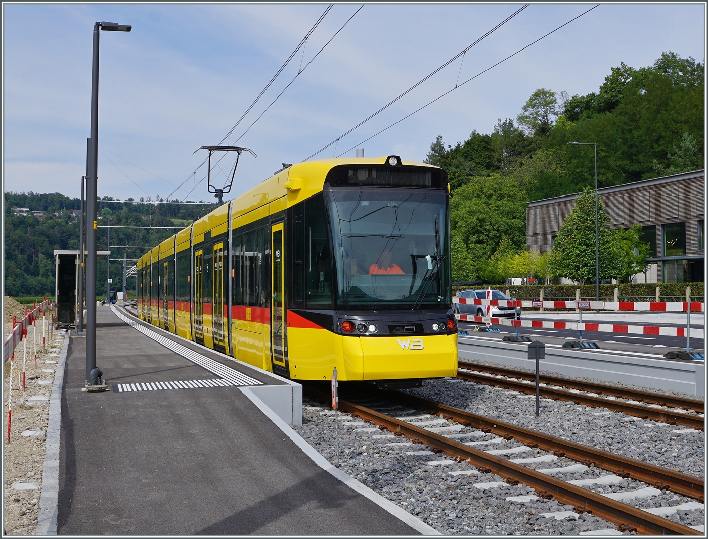 Der neue Waldenburgerbahn WB Be 6/8 101 auf Testfahrt wartet auf den neu verlegten Meterspurgeleisen in Bubendorf Bad auf die Weiterfahrt. Durch die Umspurung von 75 cm auf Meterspur erhlt das  Waldenburgeli  ein ganz neuen Charakter.

30. August 2022