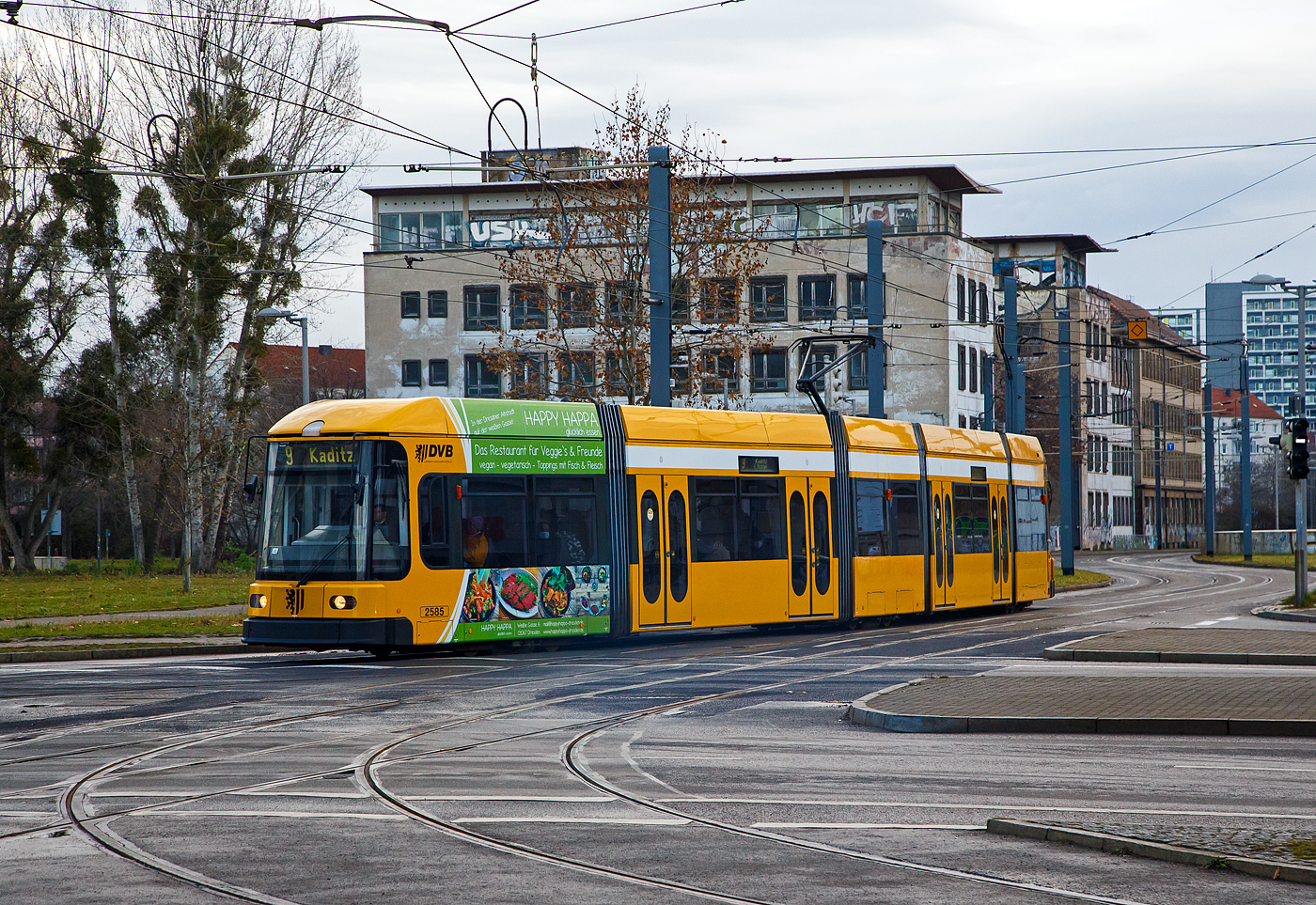 Der Niederflur-Gelenktriebwagen DVB 2585, ein NGT 6 DD Zweirichtungstriebwagen, am 08.12.2022 als Linie 9 nach Kaditz an der Kreuzung Wiener Straße / Am Hbf. Er erreicht auch bald die Haltestelle Dresden Hauptbahnhof Nord.