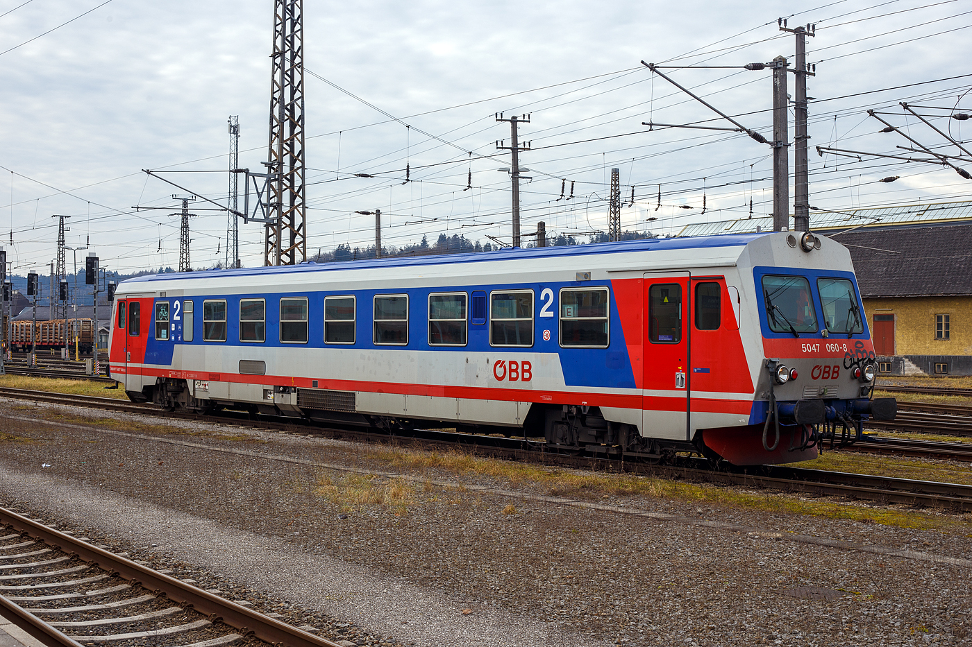 Der ÖBB 5047 060-8 (ÖBB BVT 5047 060-8), ein Dieseltriebwagen vom Typ Jenbacher J3995, rangiert am 14 Januar 2025 im Bahnhof Attnang-Puchheim.

Der Triebwagen 5047 060-8 wurde 1991 von den Jenbacher Werken in Jenbach (Tirol) unter der Fabriknummer J3995-060 gebaut.

Die Reihe 5047 der Österreichischen Bundesbahnen (ÖBB) sind Dieseltriebwagen die im Regionalverkehr eingesetzt werden. Der Einsatz im Planverkehr begann 1987. Die Triebwagen wurden von den Jenbacher Werken gebaut. Die GySEV Raaberbahn und die Steiermarkbahn besitzen bzw. besaßen ebenfalls Triebwagen dieser Bauart.

Geschichte:
Von den ÖBB wurde 1983 ein Auftrag für sechs neue Dieseltriebwagen nach dem Vorbild der deutschen Baureihe 627 an die Jenbacher Werke vergeben. Das erste Fahrzeug wurde im Juli 1987 fertiggestellt und bei einer internationalen Pressefahrt nach Rosenburg am Kamp präsentiert. Nach erfolgreichem Einsatz auf den Strecken im niederösterreichischen Weinviertel, wo die sechs 5047er in einem rasch konzipierten „Sonderplan“ verwendet wurden, wurden für die ÖBB insgesamt 100 Triebwagen (mit geänderten Wandler-Getriebe) der Reihe 5047 und fünf Doppeltriebwagen-Garnituren der Reihe 5147 gebaut. Der Solo-5047 kostete damals 27 Mio. Schilling, ein Steuerwagen wäre mit 22 Mio. Schilling kaum günstiger gekommen. Daher kam für den 5147 die Lösung als Doppeltriebwagen in Form von zwei kurzgekuppelten Fahrzeugen zum Tragen.

Diese beiden Fahrzeugtypen ersetzten die alten Reihen 5044, 5144, 5145, 5146 und 5081, die teilweise noch aus der Zwischenkriegszeit stammten, technisch veraltet und am Ende ihrer wirtschaftlichen Nutzungsdauer angelangt waren. Im Gegensatz zu lokbespannten Zügen können die Triebwagen im Einmannbetrieb ohne Zugbegleiter (ÖBB-Bezeichnung „0:0“) gefahren und somit Personalkosten reduziert werden, da der Triebfahrzeugführer auch den Fahrscheinverkauf durchführen kann. Später wurden alle Fahrzeuge mit Fahrscheinautomaten ausgestattet, dies macht heute den Fahrscheinverkauf durch den Triebfahrzeugführer obsolet. Mit dem Einsatz dieser Fahrzeuge konnten die ÖBB auf zahlreichen Nebenstrecken eine Verbesserung des wirtschaftlichen Ergebnisses erzielen.

Die Triebwagen 5047 001 bis 032 wurden ab Werk in elfenbein, ultramarinblau und blutorange lackiert, 033 bis 100 in achatgrau, ultramarinblau und verkehrsrot.

Der Erfolg der Triebwagen veranlasste die beiden österreichischen Privatbahnen Steiermärkische Landesbahnen (heute Steiermarkbahn und Bus GmbH) und Raab-Ödenburg-Ebenfurter Eisenbahn (heute GYSEV Raaberbahn AG) ebenfalls zur Anschaffung von je zwei Fahrzeugen dieser Baureihe, die nach ÖBB-Regeln abgenommen wurden. Zum „Kilometerausgleich“ für den Einsatz von ÖBB-Fahrzeugen auf den Privatbahnen kommen diese Triebwagen auch auf ÖBB-Strecken zum Einsatz. Im Unterschied zu den ÖBB-Triebwagen haben die Privatbahnfahrzeuge Rollbandanzeigen an den Fronten.

Weiters beschaffte die NVAG (heute Norddeutsche Eisenbahngesellschaft Niebüll) einen Triebwagen, welcher auf der Strecke Niebüll – Dagebüll im Einsatz steht. Dieser hat eine andere Inneneinrichtung mit erster und zweiter Klasse.

Technik:
Die gesamte Antriebsanlage unterflur angeordnet. Seine Kraft erzeugt der Dieseltriebwagen Reihe 5047 aus einem 12-Zylinder-V-Motor mit Abgasturbolader und Ladeluftkühlung vom Typ MTU 12V183TC12 (Mercedes-Benz OM444) mit 21,93 l Hubraum und einer Leistung von 419kW (570PS). Derselbe Motor ist auch in den Triebwagen DB-Baureihe 628.2 eingebaut. Die Kraftübertragung geschieht über ein Turbogetriebe mit zwei Drehmomentwandlern System Föttinger sowie einer Hydrodynamischen Bremse. Um die Kühlleistung des Getriebeöles zu erhöhen, wird bei der Betätigung der Hydrobremse die Motordrehzahl erhöht. Angetrieben wird das Drehgestell auf der dem Mehrzweckraum abgewandten Seite. Dieses Drehgestell nimmt auch die Magneten für die Indusi bzw. in neuerer Zeit der PZB auf. Am Laufdrehgestell unter dem Mehrzweckraum ist die Magnetschienenbremse befestigt.

TECHNISCHE DATEN:
Spurweite: 1.435 mm (Normalspur)
Achsformel: 2'B'
Länge über Puffer: 25.420 mm
Drehzapfenabstände: 16.600 mm
Achsabstand im Drehgestell: 2.000 mm
Treib- und Laufraddurchmesser: 840 mm (neu)
Eigengewicht: 45 t
Motor: wassergekühlter V12-Zylinder Daimler-Benz Unterflur-Dieselmotor mit Abgasturbolader und Ladeluftkühlung vom Typ DB OM 444 A bzw. MTU 12V183TC12 (der Motor war eine Entwicklung von MB wurde aber von MTU hergestellt).
Motorhubraum: 21,93 Liter
Motorleistung: 419kW (570PS)
Höchstgeschwindigkeit: 120 km/h
Leistungsübertragung: dieselhydraulisch (Turbogetriebe)
Sitzplätze: 68 (in der 2. Klasse)