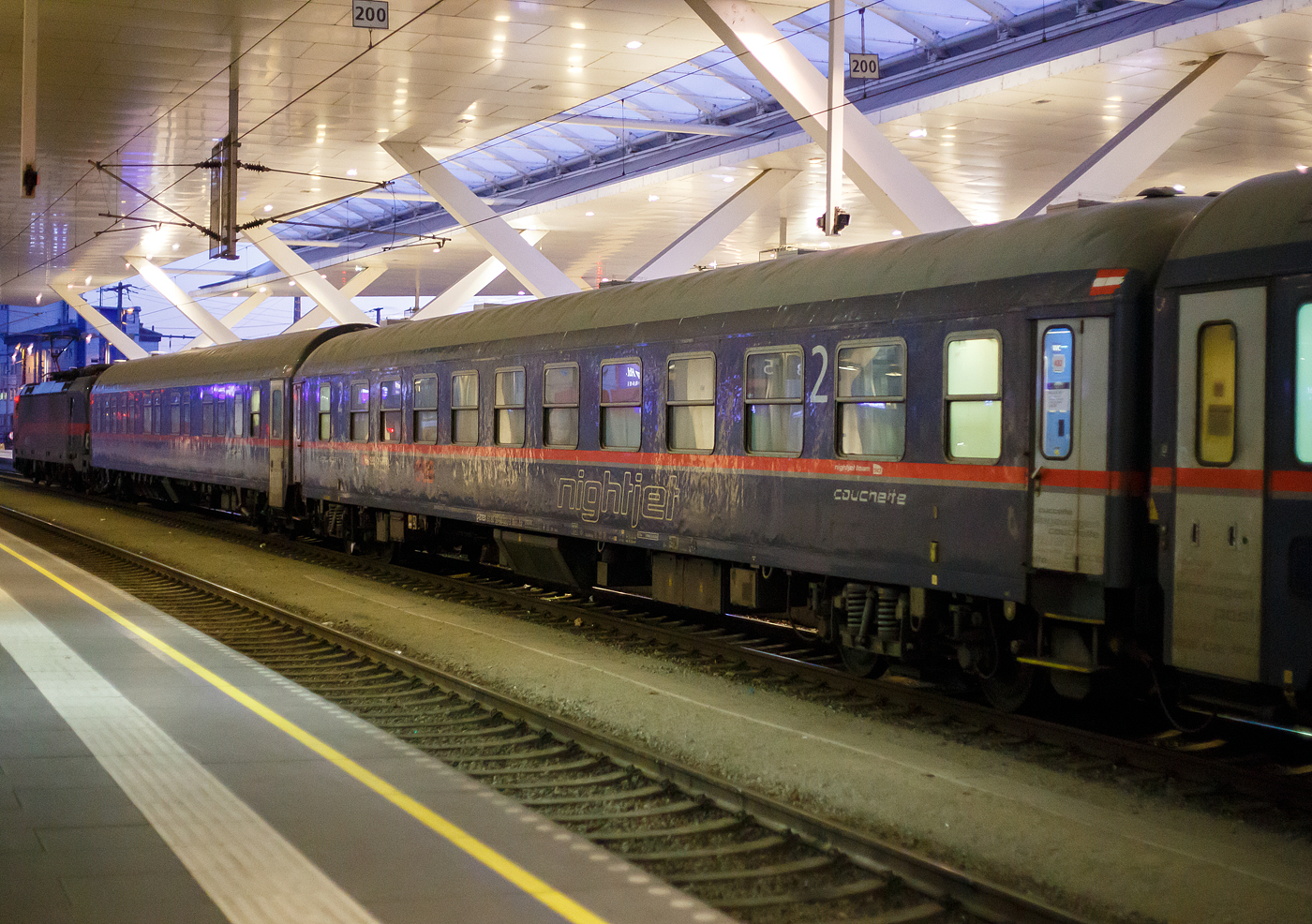 Der ÖBB Nightjet 2.Klasse Liegewagen, eingestellt über BTE BahnTouristikExpress GmbH als D-BTEX 61 80 59-90 032-3 der Gattung Bvcmbz, eingereiht in den ÖBB-Nightjet NJ 40425 von Brüssel Midi nach Wien Hbf, am 14 Januar 2025 im Hauptbahnhof Salzburg.

Der Wagen wurde bereit 1966 von der damaligen Deutsche Waggon- und Maschinenfabriken (DWM) in Berlin (später Waggon Union) gebaut und als 51 80 50-40 321-2 Bcm 243 an die Deutsche Bundesbahn geliefert, 

TECHNISCHE DATEN:
Gattung/Bauart: Bvcmbz 249.1
Spurweite: 1.435 mm (Normalspur)
Länge über Puffer: 26.400 mm
Wagenkastenlänge: 26.100 mm
Wagenkastenbreite: 2.818 mm
Höhe über Schienenoberkante: 4.250 mm
Drehzapfenabstand: 19.000 mm
Achsstand im Drehgestell: 2.500 mm
Leergewicht: 44 t
Höchstgeschwindigkeit: 200 km/h
Plätze: max. 50, davon zwei für Behinderte 
Abteile:  8 á 6 Plätze, 1 mit 2 Plätze für Behinderte, 1 Dienstraum
Alle Abteile können als 4er Belegung oder Privatabteil gebucht werden.
Toiletten: 2 (geschlossenes System), davon eine Rollstuhlgerecht 
Waschräume: 2
Dienstraum: ja
Bremse: KE-PR-Mg (D)