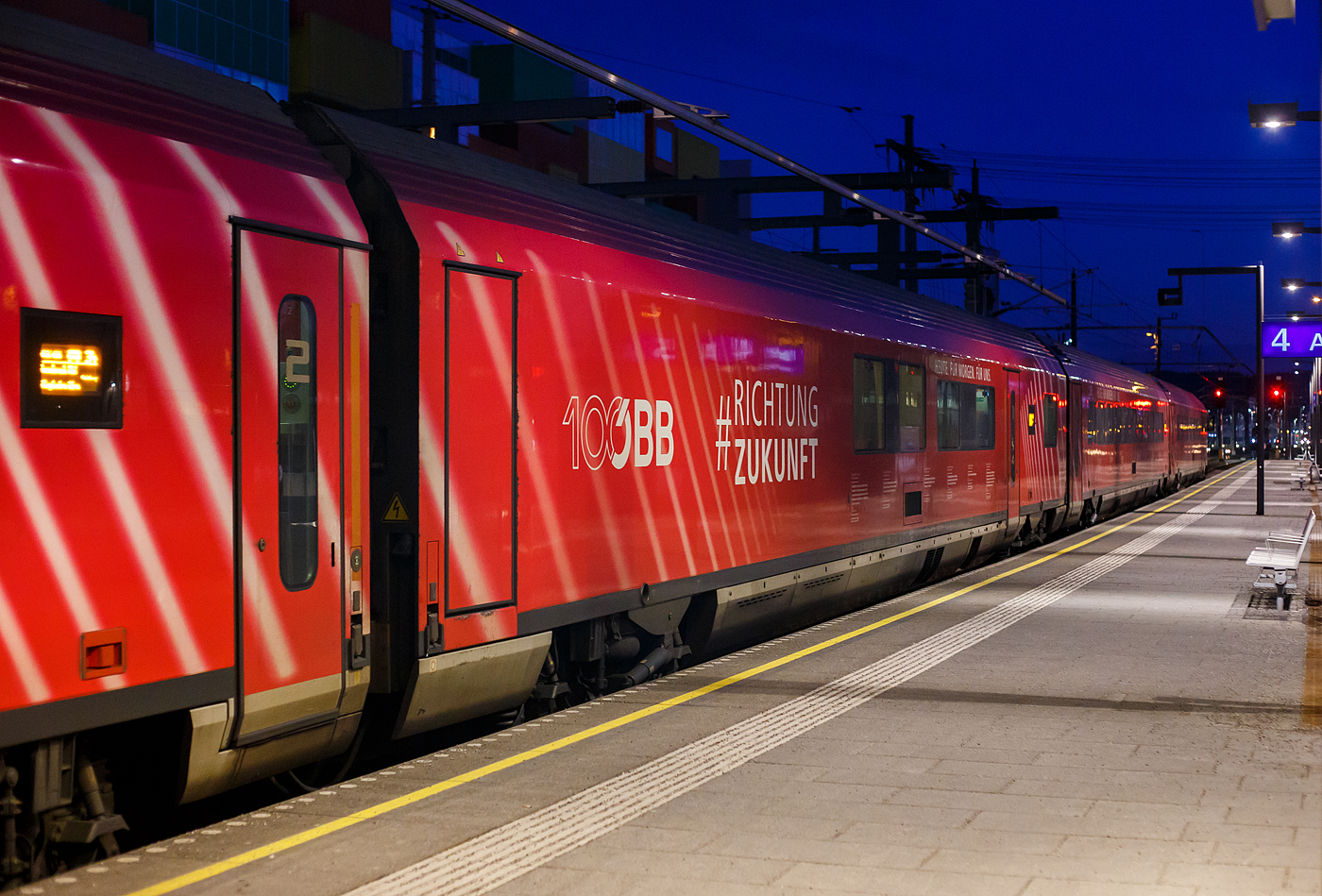 Der ÖBB-Railjet Halbspeisewagen mit 1.Klasse Großraumabteil, A-ÖBB 73 81 85-90 551-5 ARbmpz, mit Werbung „100 Jahre ÖBB #RichtungZukunft“, am frühen Morgen des 14 Januar 2025 (7:17 Uhr) eingereiht ALS Wagen Nr. 25 in den RJ 545 von Salzburg Hbf. über Linz nach Wien Hbf.

Von diesen Wagen wurden 60 Stück zwischen 2008 und 2016 von Siemens in Wien (ehemals SGP - Simmering-Graz-Pauker AG) gebaut. Die Wagen sind für eine Höchstgeschwindigkeit von 230 km/h in Deutschland, Österreich und Italien zugelassen.

Der Wagenkasten ist eine Schweißkonstruktion aus Profilen und Blechen (Differentialbauweise). Die Einzelteile sind mehrheitlich aus Baustahl und ferritischem rostfreien Stahl hergestellt. Der Untergestell-Rahmen ist eine Schweißkonstruktion, bestehend aus gewalzten Stahlprofilen, Abkantprofilen und Stahlblechteilen. Der Untergestell-Rahmen bildet mit den Seitenwänden, dem Dach und den Stirnwänden eine tragende Einheit. Ein Wellblech an der Unterseite dieser Konstruktion schließt das Untergestell ab. An den beiden Wagenenden befinden sich die Kopfstücke für die Aufnahme der Kurzkupplung,

Fahrwerk          
Die Drehgestellfamilie SF400, luftgefederte Laufdrehgestelle, wurde für den Einsatz in lokbespannten Reisezügen im Wendezugbetrieb entwickelt. Optimales Laufverhalten im Hinblick auf Stabilität, Komfort und Entgleisungssicherheit sowie hohe Zuverlässigkeit und niedrige Betriebskosten sind Merkmale dieses Drehgestelltyps. Das gegenständliche Drehgestell SF400 ÖBB-railjet ist ein Drehgestell mit drei Bremsscheiben, Magnetschienenbremse (außer am Steuerwagen Afmpz am WE 2) und ist lauf- und bremstechnisch abgestimmt auf eine max. Betriebsgeschwindigkeit von 230 km/h.     

Erläuterung der Kennbuchstaben gemäß ETV Kennzeichnung 2015:
A = Reisezugwagen erste Klasse mit Sitzplätzen; 
R = Reisezugwagen mit Speisewagen-, Buffet- oder Barabteil
b = Reisezugwagen mit Ausrüstung für Körperbehinderte; 
m = Wagen über 24,5 m Länge;
p = Großraumwagen mit Sitzplätzen und Mittelgang;
z = Wagen mit zentraler Energieversorgung.                 

TECHNISCHE DATEN (ARbmpz): 
Spurweite 1.435 mm
Länge über Puffer: 26.500 mm
Drehzapfenabstand: 19.000 mm 
Achsabstand im Drehgestell: 2.500 mm 
Raddurchmesser: 920 mm (neu) / 860 mm (abgenutzt)
Drehgestell: SF400
Wagenhöhe über SO: 4.050 mm
Wagenbreite: 2.825 mm
Fußbodenhöhe Abteil über SO: 1.250 mm
Türen je Seite: 1 Einstiegstür (lichte Weite 850 mm), 1 Beladetür Speiseabteil
Lichte Weite Übergang: 1.100 mm
Bremsanlage: 3 Scheiben pro Achse + Mg
Höchstgeschwindigkeit: 230 km/h (lauftechnisch 250 km/h möglich)
Min. Kurvenradius: 150 m
Eigengewicht: 52 t
Sitzplätze: 10 (1.Klasse) im Großraumabteil, davon 3 Plätze (12, 16 und 23 für Behinderte)
Sitzplätze im Speiseabteil: 14
Toiletten: 1 (Rollstuhlgerecht)
Besonderheit: Infopoint/Dienstabteil
Bremse: KE-PR-Mg (D) 
Bremsanlage: 3 Scheiben pro Achse + Mg
