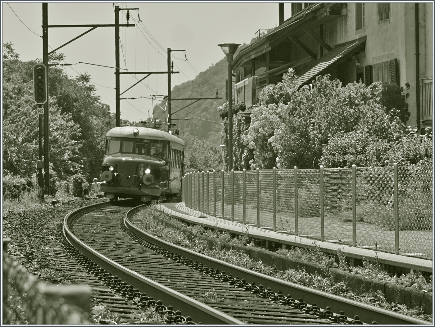 Der OeBB RCe 2/4 N° 607 ist in Ligerz auf der Fahrt nach Balsthal und konnte hier beim ehemaligen Bahnhof verewigt werden. 

19. Juni 2025