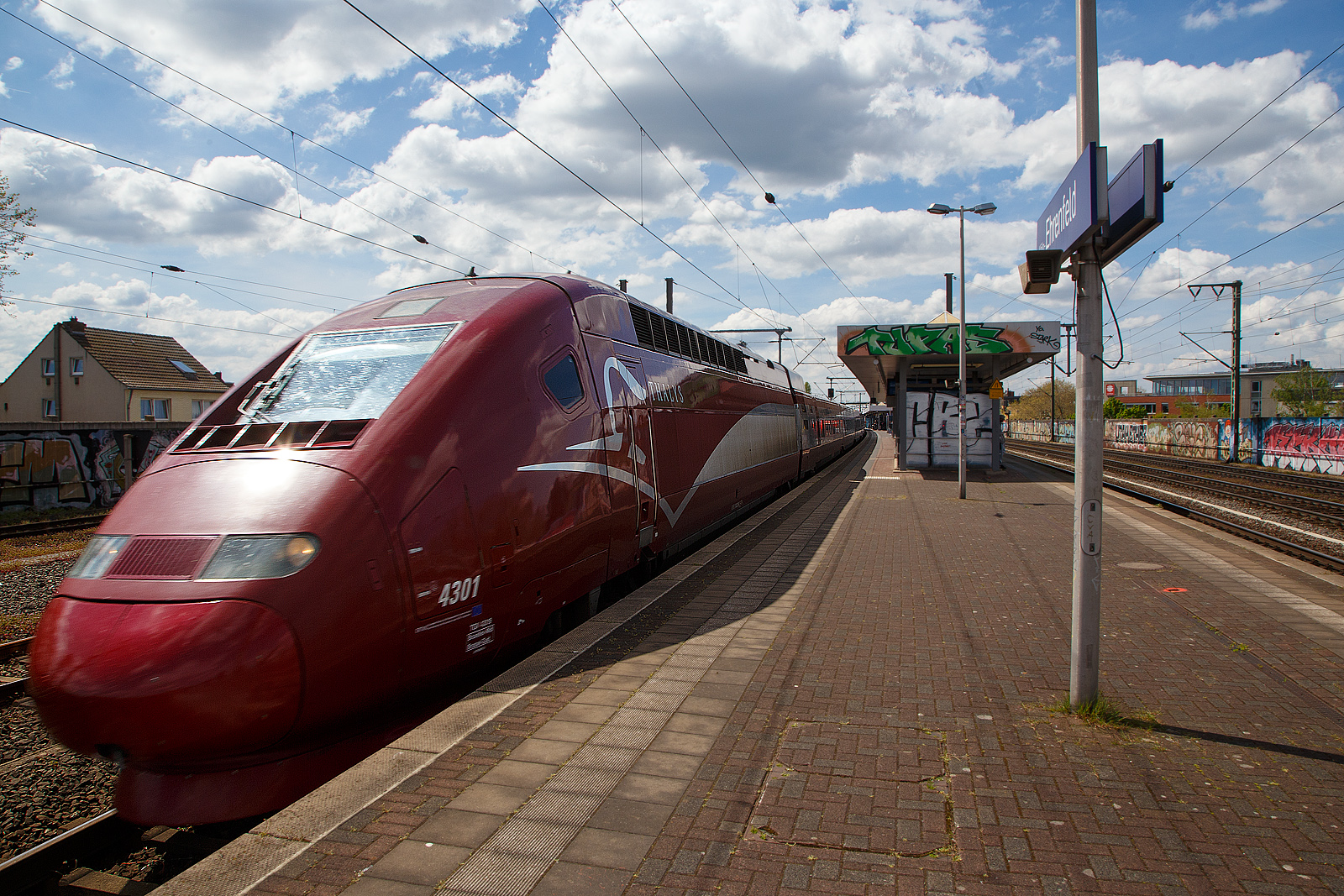 Der PBKA Thalys 4301 (TGV Series 43000) (93 88 0043 010-x B-TH etc.) fährt am 30.04.2023, als Thalys 9423 von Paris Gare du Nord (Paris Nord) via Bruxelles-Midi (Brüssel-Süd), Liège-Guillemins (Lüttich) und Aachen Hbf nach Köln Hbf, durch den Bahnhof Köln-Ehrenfeld in Richtung Köln Hbf, welchen er dann bald erreicht.