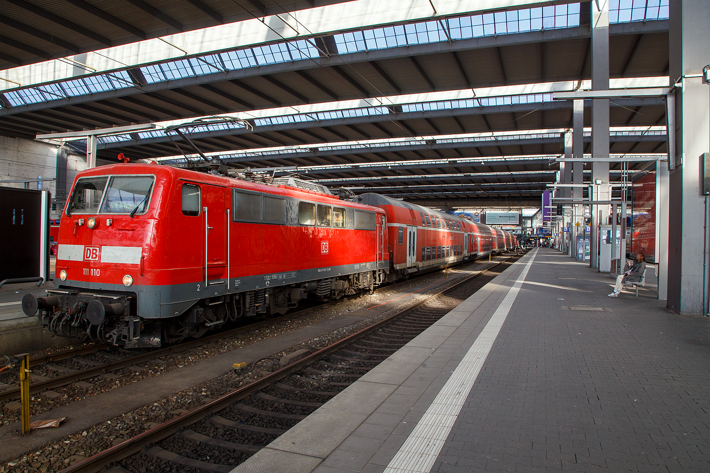 Der RB16 (Mnchen–Treuchtlingen) der DB Regio Bayern am 28 Mrz im Hauptbahnhof Mnchen, im Sandwich zweier 111er. Hier die fhrende 111 110 (91 80 6111 110-3 D-DB), am Zugschluss war die 111 188.

Die 111 110 wurde 1978von Henschel in Kassel unter der Fabriknummer 32163 gebaut und an die Deutsche Bundesbahn geliefert.