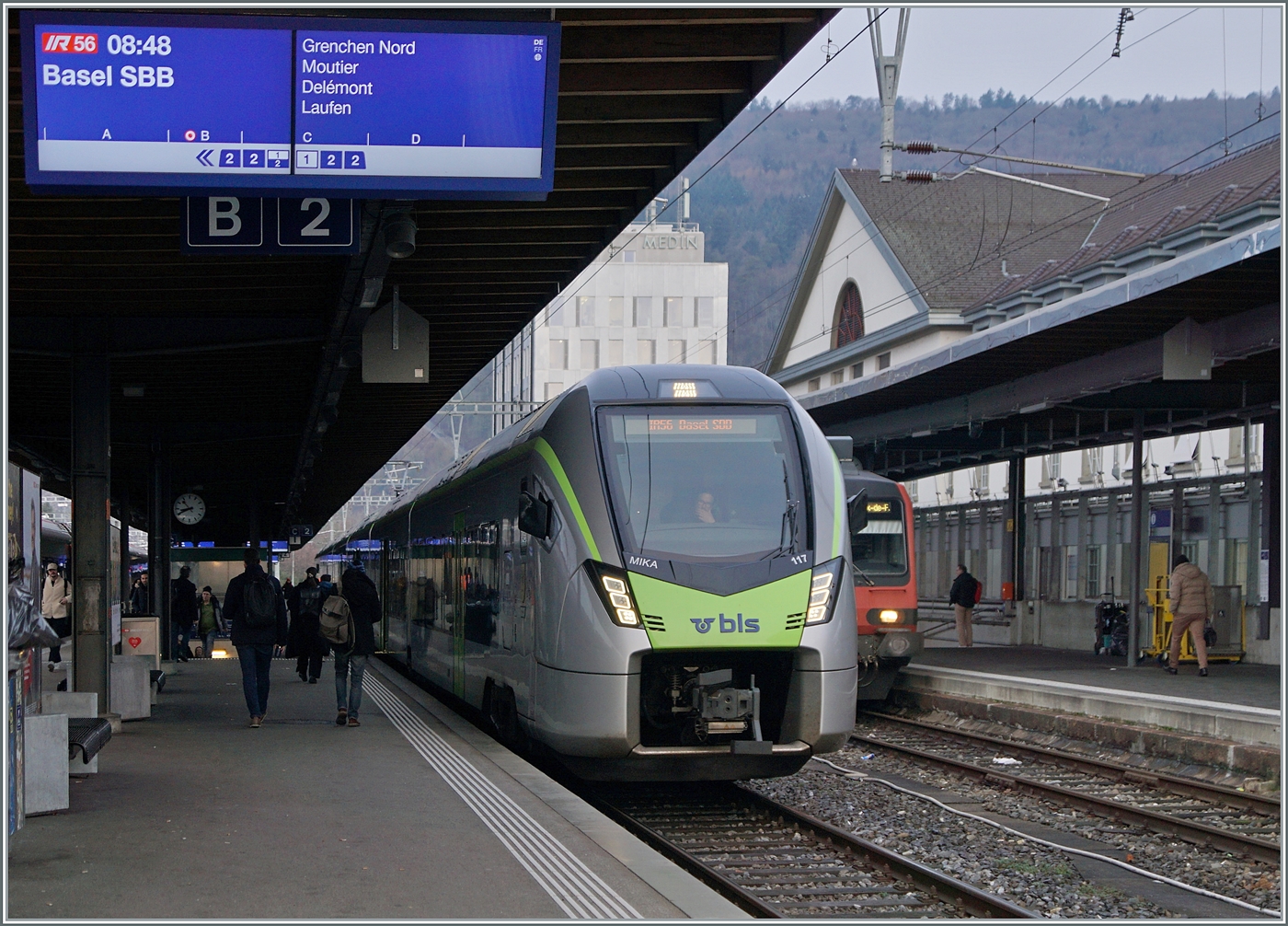 Der RE56 geht, der IR56 kommt - Der Fahrplanwechsel 2025/26 bescherte besonders im Jura einige Veränderungen: So wurde unter anderem die RE56 von Biel/Bienne nach Meroux durch die IR56 Strecke Biel/Bienne - Basel SBB ersetzt, womit auch hier der Halbstundentakt angeboten werden kann. Die IR56 werden von der BLS betrieben und sorgen nun im Jura für etwas mehr Farbe. Im Bild: der BLS RABe 528 117 als IR56 1861 wartet in Biel /Bienne auf die Abfahrt nach Basel SBB. 

13. Januar 2026