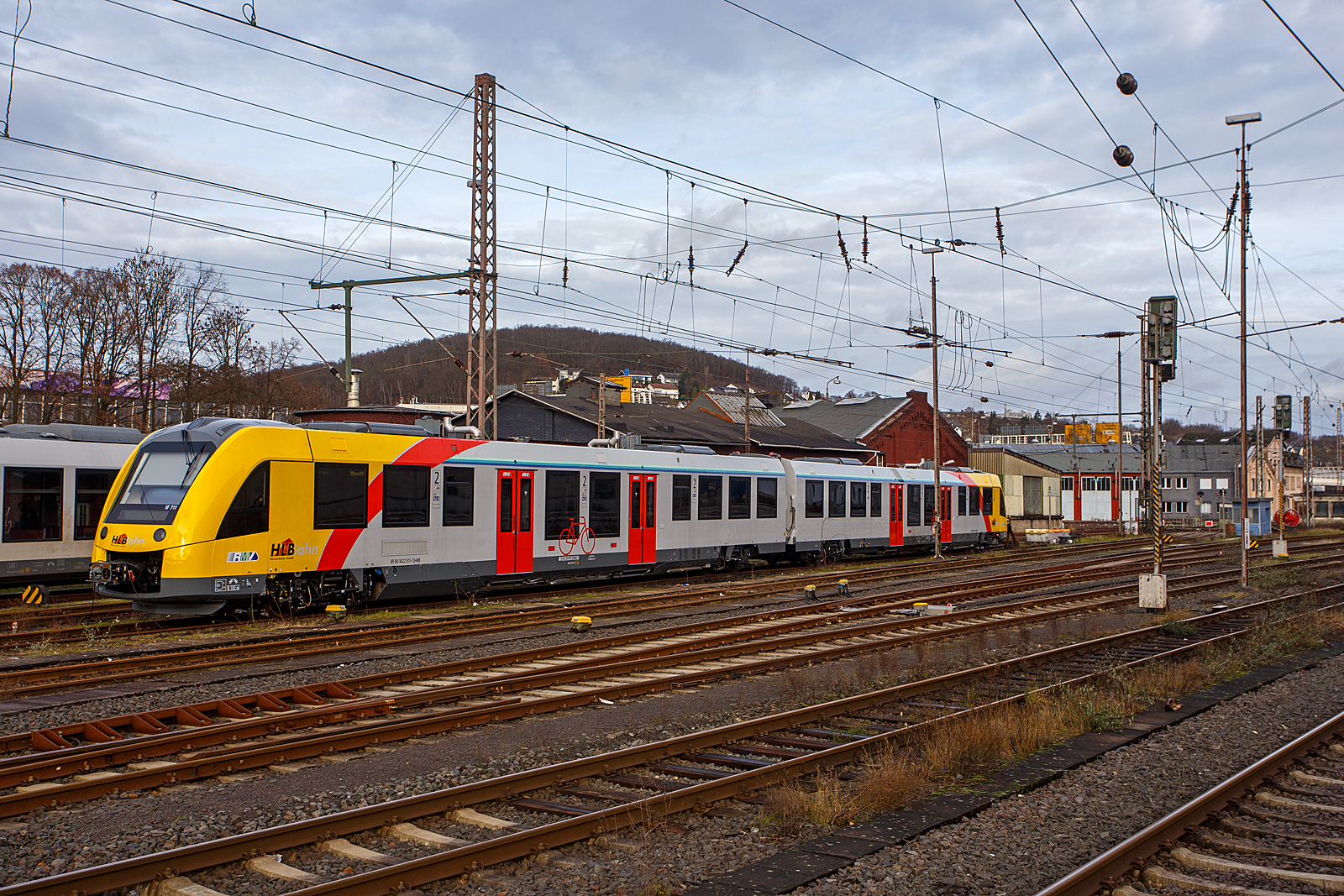 Der recht neue HLB VT 711 – 1622 011 / 1622 511 (95 80 1622 011-2 D-HEB / 95 80 0622 511-1 D-HEB), ein zweiteiliger niederfluriger Dieseltriebzug vom Typ ALSTOM Coradia LINT 54 (BR 1622) der HLB (Hessische Landesbahn GmbH/ Hessischen Bahn GmbH), ist am 30 Dezember 2023 beim Hauptbahnhof Siegen abgestellt.

Der zweiteilige Alstom Coradia LINT 54 ist ein moderner, leistungsstarker und erprobter Niederflur-Dieseltriebzug für den Regionalverkehr auf nicht elektrifizierten Strecken, sie wurden von  ALSTOM Transport Deutschland GmbH in Salzgitter (vormals LHB) entwickelt und gebaut.

Die Lint 54 ruhen auf 4 Drehgestellen (jeder Wagenkasten auf 2 Drehgestellen), davon sind 3 als Triebdrehgestelle und eins als Laufdrehgestell ausgeführt. Die Triebdrehgestelle haben jeweils einen Antriebsmotor (mtu PowerPack Series 1800), die jeweils unterflur im Hochflurteil zwischen Triebdrehgestell und Einstiegsbereich eingebaut sind. Die Motoren treiben jeweils die Radsätze des Drehgestelles über Gelenkwellen und Achsgetriebe an. Diese neusten mtu PowerPacks der Baureihe 1800 erfüllen die neusten europäischen Abgasemissionsvorschriften (Stage 5) und sind leiser. Das Motormanagementsystem, mit dem die drei 400 kW starken Motoren einzeln abgeschaltet werden können, ermöglichen die Verringerung des Treibstoffverbrauchs und die Senkung des CO²-Ausstoßes. Die diesel-mechanische Antriebe (3 x 400 kW) können den Triebwagen bis zu 140 km/h beschleunigen.

Die Passagiere profitieren dabei von 140 Sitzplätzen in 2 Wagen. Durch je 4 Türen pro Fahrzeugseite mit automatischen Einstiegshilfen werden schnelle
Fahrgastwechselzeiten ermöglicht. Der stufenlose Zugang für mobilitätseingeschränkte Fahrgäste mit Rollstühlen, Kinderwagen und Fahrrädern zu den beiden Niederflurbereichen in den zwei Wagenteilen gewährleistet komfortables Reisen.

TECHNISCHE DATEN:
Spurweite: 1.435 mm (Normalspur)
Achsfolge: B’2’+B’B’
Fahrzeuglänge über Kupplung:  54.270 mm
Fahrzeugbreite: 2.750 mm
Maximale Fahrzeughöhe (über SO):  4.280 mm
Einstieghöhe (über SO): ca. 800 mm 
Minimaler befahrbarer Radius Werkstatt/Betrieb: 100/125 m
Installierte Motorleistung: 3 x 400 kW 
Leistungsübertragung: mechanisch
Höchstgeschwindigkeit: 140 km/h 
Eigengewicht: ca. 98 t
Maximale Radsatzlast bei Fahrzeughöchstgewicht: ca. 18 t
Sitzplätze: 140 , davon 14 Klappsitze
Toiletten: 1 Universaltoilette (behinderten- und rollstuhlgerecht)
Mehrzweckbereiche. 2 (für 12 Fahrräder oder 6 Kinderwagen, 2 Rollstühle)
Türen (je Seite): 4 zweiflügelige Schwenkschiebetüren 1.300 mm breit
Dieseltankvolumen:  ca. 2.780 l
Reichweite: ca. 1.600 km