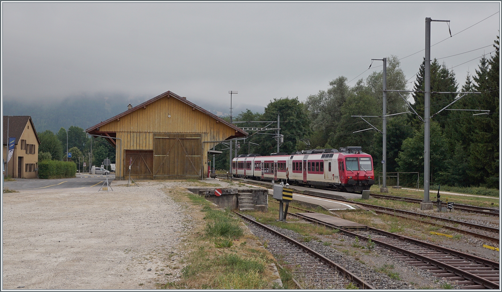 Der Regionalzug 6011 von Vallorbe nach Le Brassus mit dem schiebenden TRAVYS RBDe 560 385-7  Lac de Joux  verlässt nun Le Pont, der Fotograf hat seine Schuldigkeit getan, und wird in einer Stunde mit dem Hier zu sehenden Zug nach Vallorbe fahren, mit der Idee, bald wieder zu kommen und das Zeitalter der PBr mit den direkten Zügen nach Aigle fotografisch festzuhalten...

6. August 2022