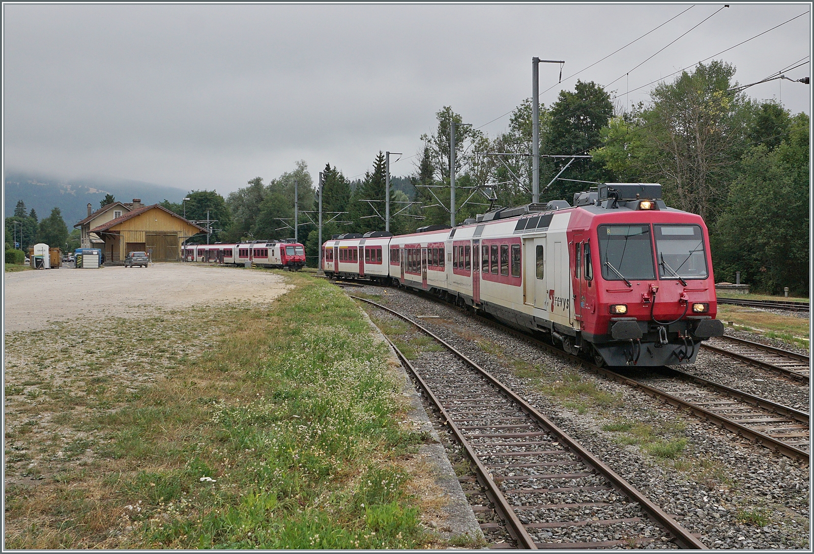 Der Regionalzug 6012 von Le Brassus nach Vallorbe mit dem TRAVYS RBDe 560 384-0  Lac de Brenet  verlässt Le Pont in Richtung Vallorbe. 

6. August 2022