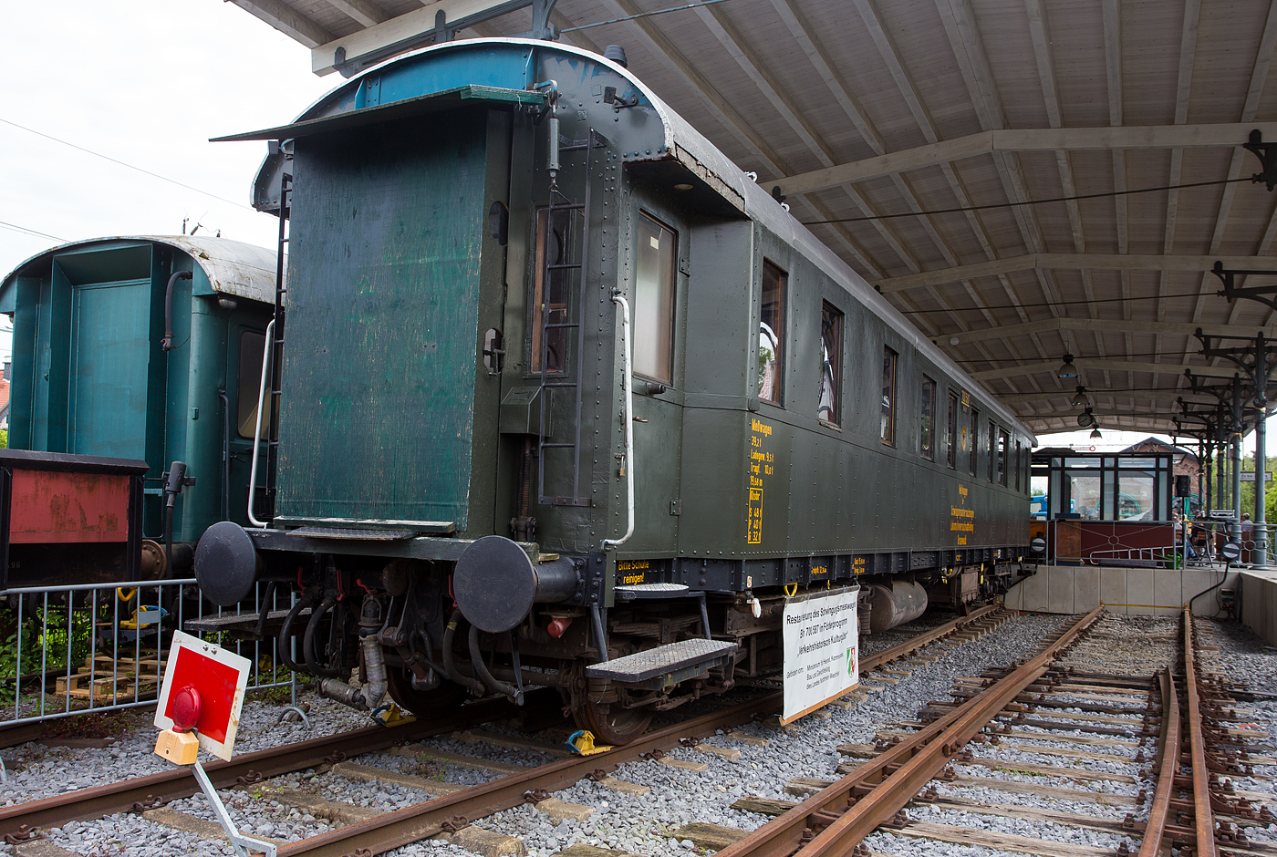 Der restaurierte historische DRG Meßwagen für Schwingungsuntersuchungen Lokmotivversuchsabteilung Grunewald, (Berlin) Bln 700 587, vom berühmten Lokomotiv- Versuchsamtes (LVA) in Berlin Grunewald, am 26 Mai 2024 beim Lokschuppen Hochdahl vom Eisenbahn- und Heimatmuseum Erkrath-Hochdahl e.V..

Bei dem Wagen handelt es sich um einen 1928 von der Sächsischen Waggonfabrik Werdau gebauten Wagen, der von der Lokomotivversuchsabteilung Grunewald für lokomotivtechnische Untersuchungen genutzt wurde. Die Arbeiten wurden im Rahmen des Förderprogramms „Verkehrshistorische Kulturgüter“ durch die NRW-Landesregierung gefördert.

Ursprünglich war der Wagen 1928 von der Sächsischen Waggonfabrik Werdau (die im gleichen Jahr mit Linke-Hofmann-Busch fusionierte) als Packwagen Pw4ü-28  Ost 90203, ein genieteter Einheitsschnellzugwagen (Ganzstahlwagen der Bauart 28), für die DRG gebaut worden. Aber bereits 1930 wurde er zum Meßwagen für Lauf- und Schwingungsforschung 105 136 Ost, für das Lokomotiv-Versuchsamt Grunewald (LVA) umgebaut. Nach dem 2. Weltkrieg wurde das LVA in der Bundesrepublik Deutschland zunächst in Göttingen als Bundesbahn-Zentralamt (BZA), später in Minden sowie in München fortgesetzt. Der Meßwagen (der Gattung Dienst4ü) wurde 1934 zum DRB Bln 700587 (Berlin 700 587) umgezeichnet. 

Dieser Wagen verblieb nach dem Krieg im Westen und wurde so zum Meßwagen DB Han 729 031 der Deutschen Bundesbahn beim BZA Göttingen. Ab 1952 dann DB Han 5044 der Gattung Meßwagen 318 vom BZA Minden (Westf.), später 51 80 99-60 010-9 D-DB. Weitere Nummer, Bezeichnungen und Gattungen waren:
Köl 5406 Unterrichtswagen 338 bzw. Eignungstestwagen 348
60 80 99-69 901-9 D-DB Unterrichtswagen 338 beim Bww Köln-Deutzerfeld

So hatte der fast 100jährige Wagen ein bewegtes vielfältiges Leben, aktuell befindet er sich im Besitz nun vom Eisenbahn- und Heimatmuseum Erkrath-Hochdahl. Von Messeinrichtung ist im Wagen nichts mehr zu sehen, nur im Fußboden verlaufen noch viele Kabel. 

TECHNISCHE DATEN (laut Anschriften): 
Spurweite: 1.435 mm (Normalspur)
Achsanzahl: 4 (in 2 Drehgestellen)
Länge über Puffer: 19.680 mm 
Drehzapfenabstand: 12.360	mm
Achsabstand im Drehgestell: 3.600 mm  
Drehgestell Bauart: Drehgestelle Bauart Görlitz II
Eigengewicht: 39.200 kg 
Max. Zuladung: 9.500 kg
Tragfähigkeit: 10.000 kg

Die Drehgestelle der Bauart Görlitz II wurden 1925 von der damaligen Waggon- und Maschinenbau AG (WUMAG) in Görlitz ursprünglich für die Wagen des FD Rheingold entwickelt, um den Reisenden besondere Laufruhe zu bieten. Sie wurden später auch für die Schnellzugwagen der Bauart 28 verwendet. Der Achsstand beträgt wie beim Vorgänger (Görlitz I) 3.600 mm. Die Drehgestelle verfügen über Wiegen, die auf in Längsrichtung angeordneten Blattfedern gelagert sind, zudem verfügt die Bauart Görlitz II über eine zusätzliche Federung. Anfangs wurden Torsionsfedern, später (wie hier) Schraubenfedern verwendet.
