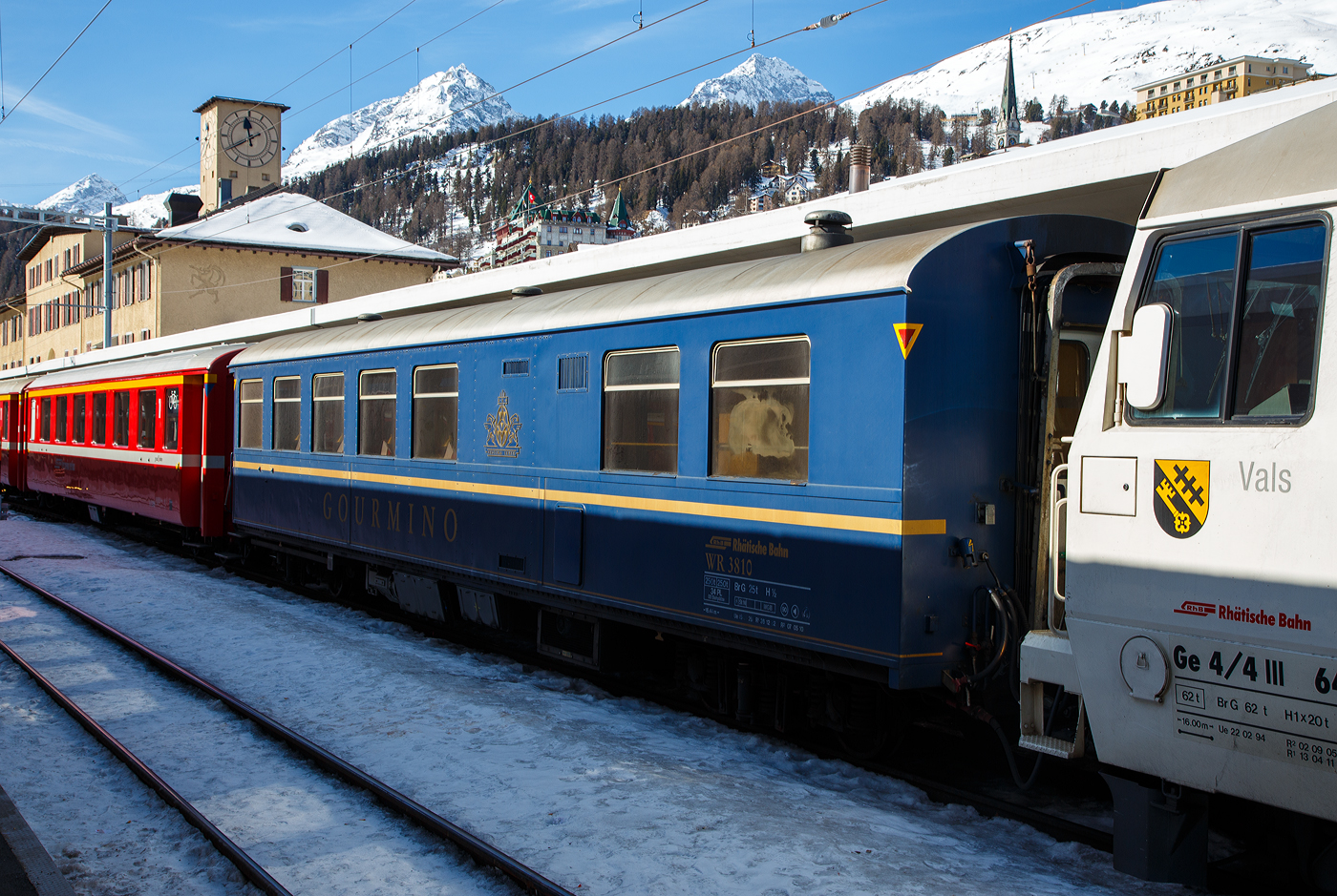 Der RhB „Gourmino“ Speisewagen WR 3810, ex RhB Dr4ü 3810, ex Mitropa Dr4ü 10, am 20 Februar 2017 eingereiht in einem Personenzug im RhB Bahnhof St. Moritz.

In den Jahren 1929 und 1930 beschaffte die Mitropa drei als Dr4ü 10-12 bezeichnete Speisewagen für den Einsatz in den Luxuszügen der Rhätischen Bahn. Diese Fahrzeuge liefen nicht nur im Glacier Express, sondern auch im Engadin Express und auf Verbindungen nach Davos. Lieferant war die Schweizerische Waggons- und Aufzügefabrik Schlieren (SWS). 1949 ersteigerte die RhB die Speisewagen von der Mitropa.
Die Bezeichnung Dr4ü 10-12 wurde 1956 in Dr4ü 3810-3812 und später in WR 3810-3812 geändert.

WR 3812 wurde 1974 versuchsweise modernisiert und mit Mikrowellenherden ausgerüstet. WR 3810-3811 hingegen wurden 1982 bzw. 1983 als nostalgische Speisewagen hergerichtet und mit einer neuen Kücheneinrichtung versehen, die eine Zubereitung frischer Speisen gestattet. 

1996 wurde WR 3812 generalüberholt, wobei die RhB auch die Inneneinrichtung weitgehend in den Originalzustand zurückversetzte. Bei dieser Gelegenheit tauschte der Wagen sein rotes gegen ein königsblaues Farbkleid mit großem  Gourmino -Schriftzug ein. Diesen auffälligen Farbton erhielten später ebenfalls WR 3810-3811. Alle drei Wagen wurden inzwischen erneut umlackiert und präsentieren sich heute im noblen Blauton des Alpine Classic Pullman Express (ACPE). Der Gourmino fährt meist auf der spektakulären Albulalinie zwischen Chur und St. Moritz. 

TECHNISCHE DATEN:
Baujahr und Hersteller: 1929 / SWS
Spurweite: 1.000 mm
Anzahl der Achsen: 4
Länge über Puffer: 16.440 mm
Sitzplätze: 34 (keine Stehplätze)
Eigengewicht: 25,0 t
zulässige Geschwindigkeit: 90 km/h
Lauffähig: StN (Stammnetz) / MGB (Matterhorn Gotthard Bahn)  