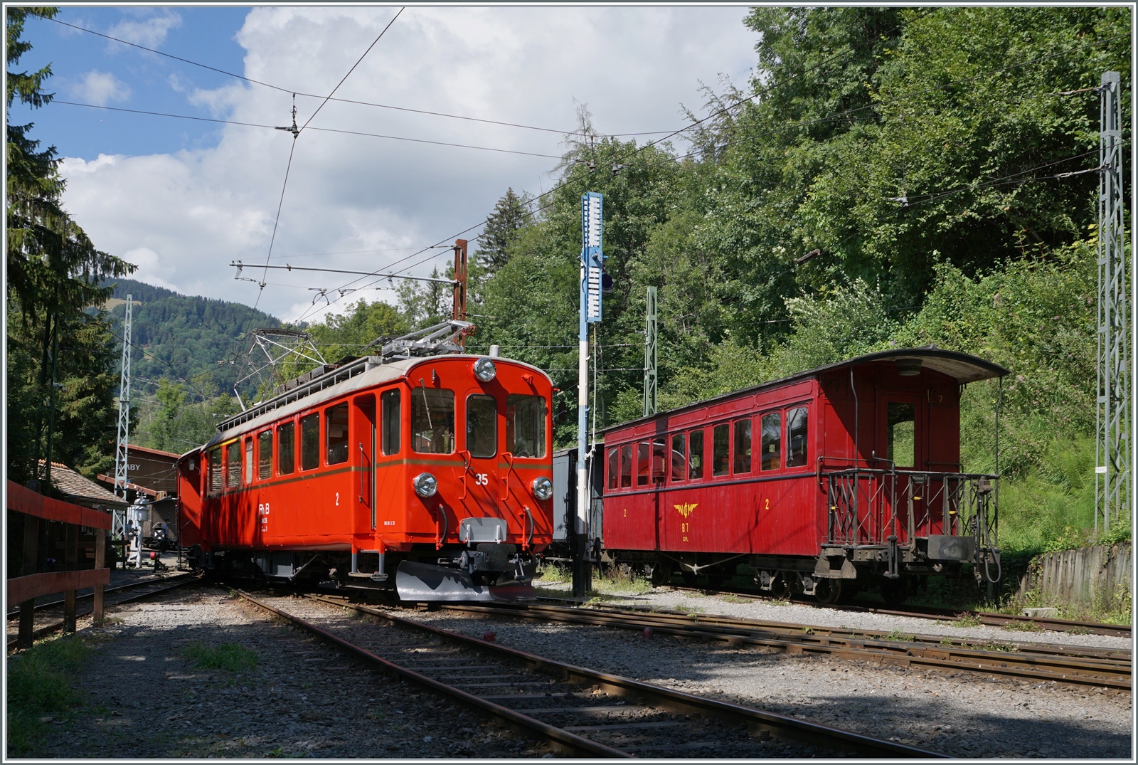 Der RhB ABe 4/4 I N° 35 bei der Blonay-Chamby Bahn beim Rangieren in Chaulin und wurde wunderschön restauriert.

5. August 2023