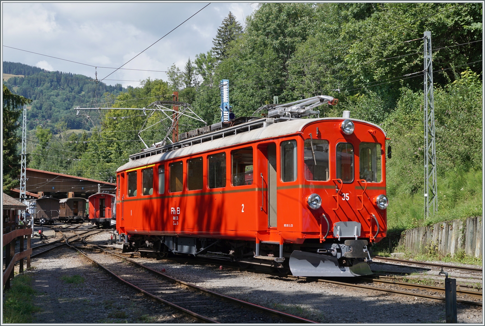 Der RhB ABe 4/4 I N° 35 bei der Blonay-Chamby Bahn beim Rangieren in Chaulin und wurde wunderschön restauriert.

5. August 2023