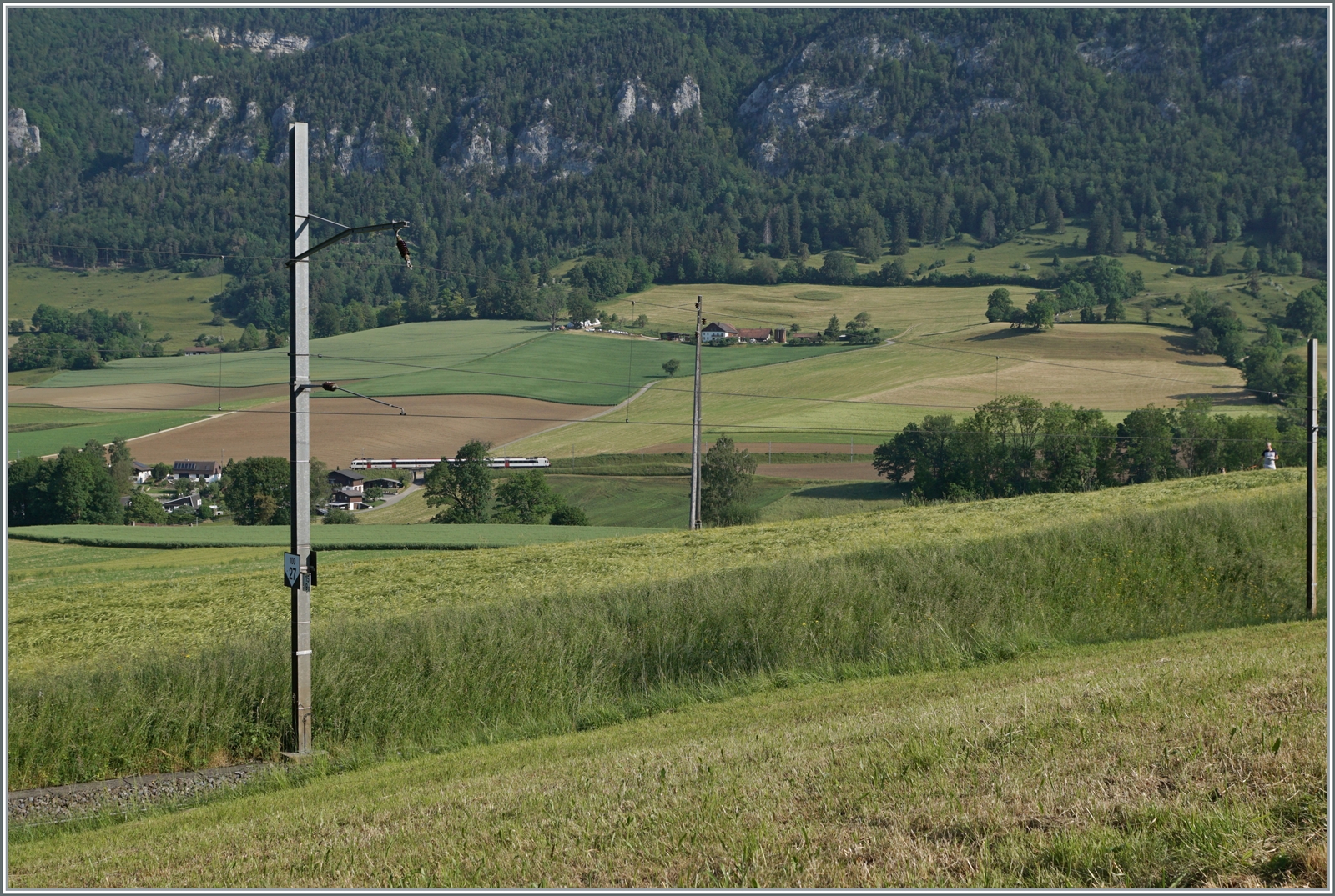 Der SBB Domino von Solothurn nach Moutier erreicht in Kürze Crémines. 

5. Juni 2023