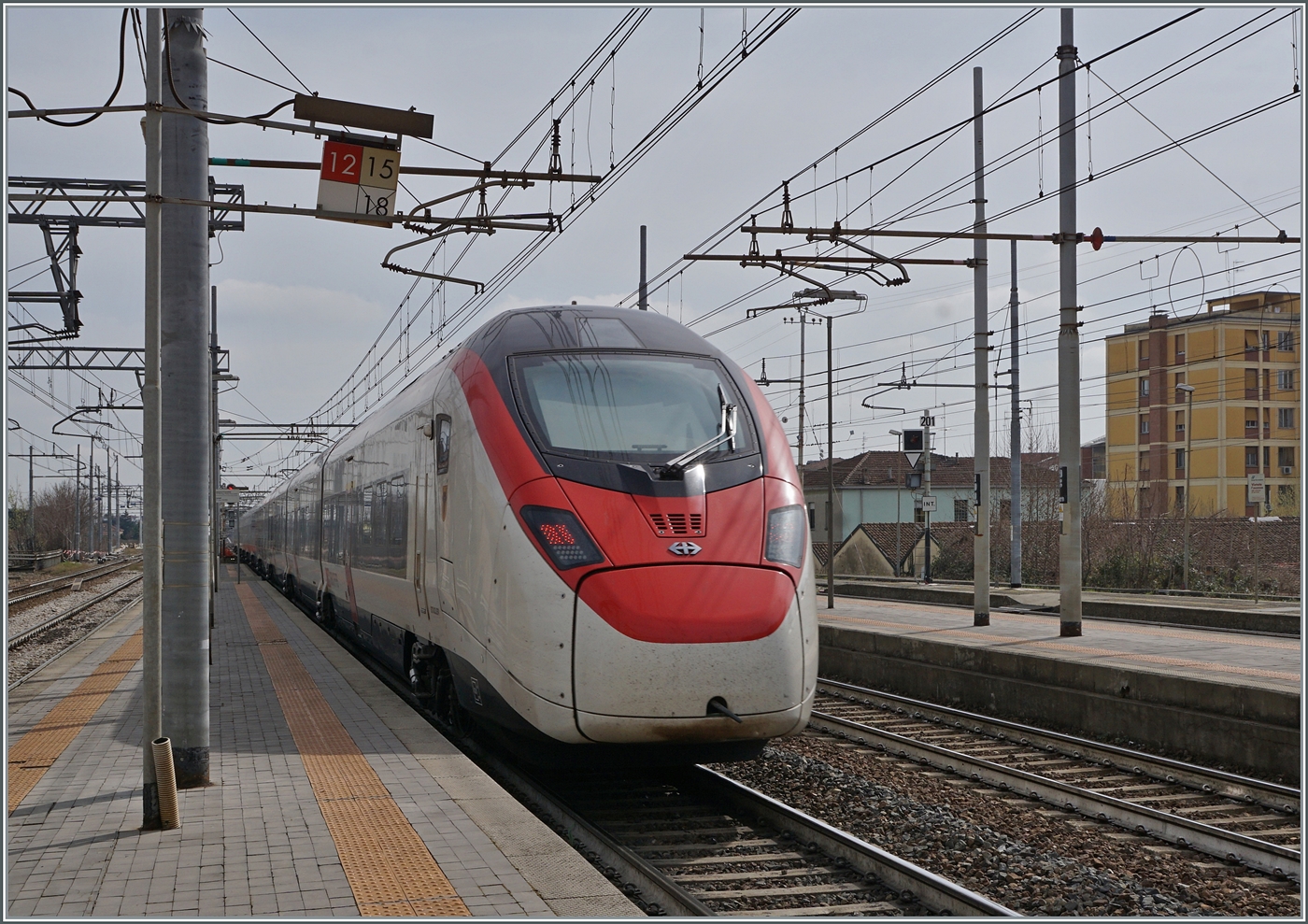 Der SBB Giruno RABe 501 007 URI  ist als EC 307 von Zürich nach Bologna unterwegs verlässt Parma.

13. März 2023