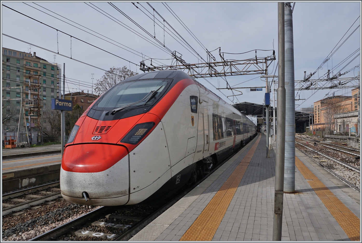 Der SBB Giruno RABe 501 007 URI  ist als EC 307 von Zürich nach Bologna unterwegs verlässt Parma. 

13. März 2023