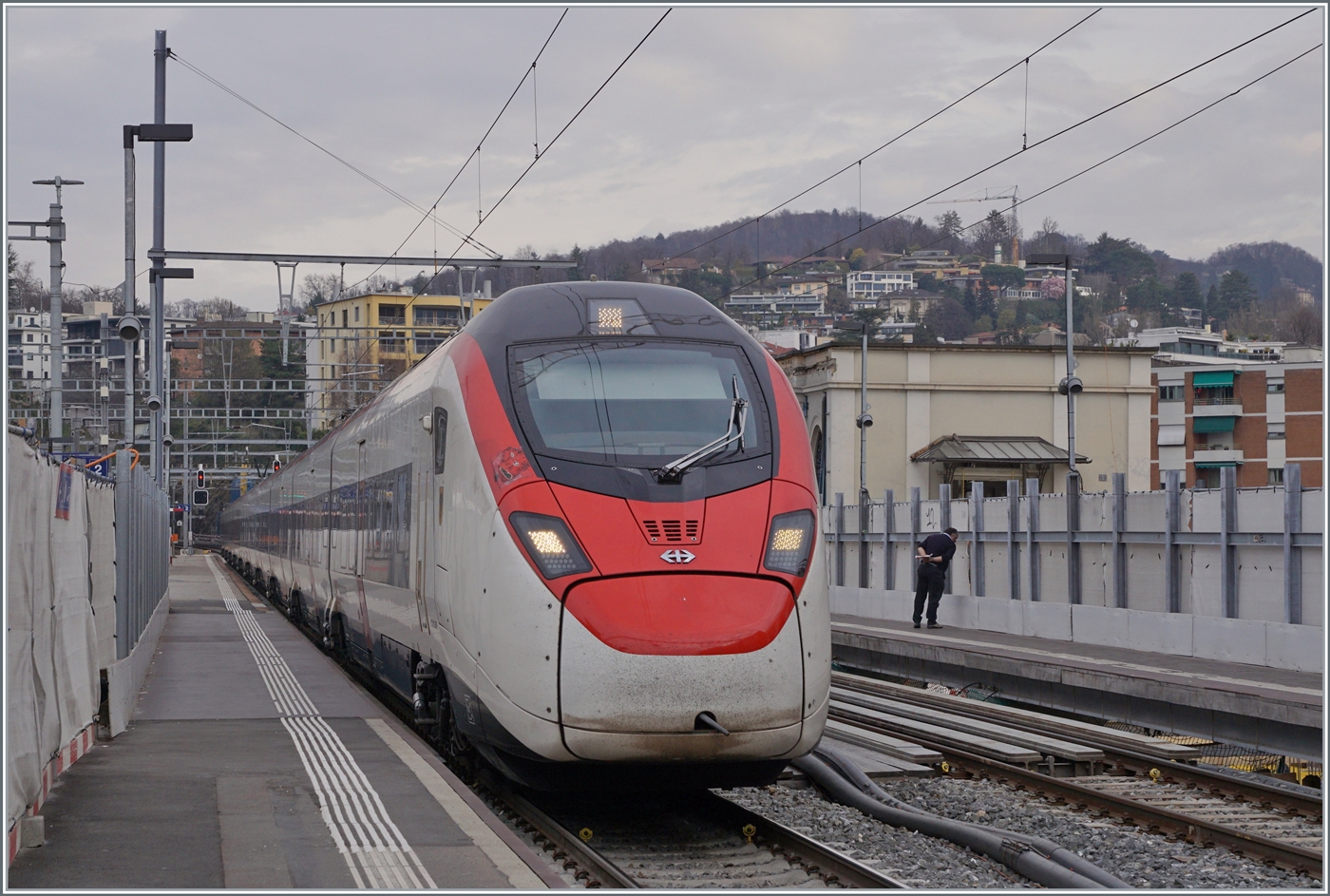 Der SBB Giruno RABe 501 007 URI  ist als EC 307 von Zürich nach Bologna unterwegs und erreicht Lugano. 

13. März 2023
