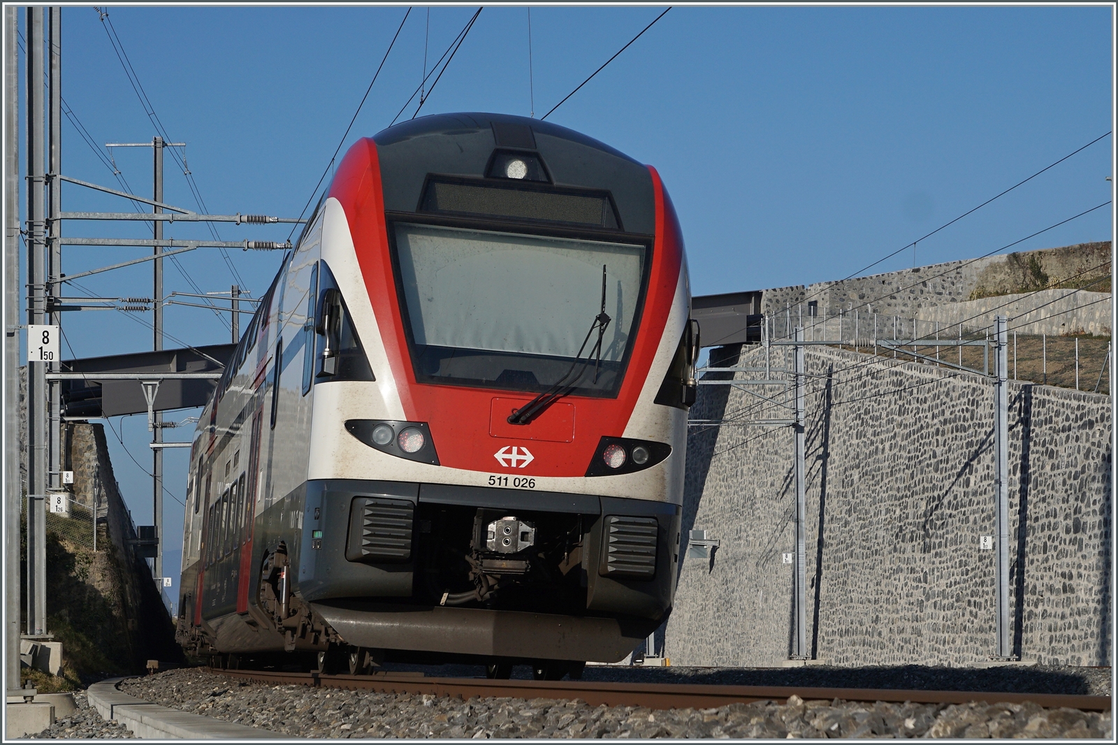 Der SBB RABe 511 026 ist in Cully auf dem Weg nach Annemasse. 

16. Feb. 2023