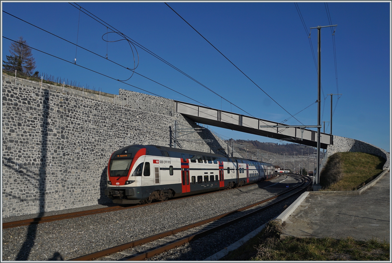 Der SBB RABe 511 027  von Annemasse nach St-Maurice bei der Einfahrt in Cully; verwirrende die falsche Anschrift  Genève Flughafen . 

16. Feb. 2023