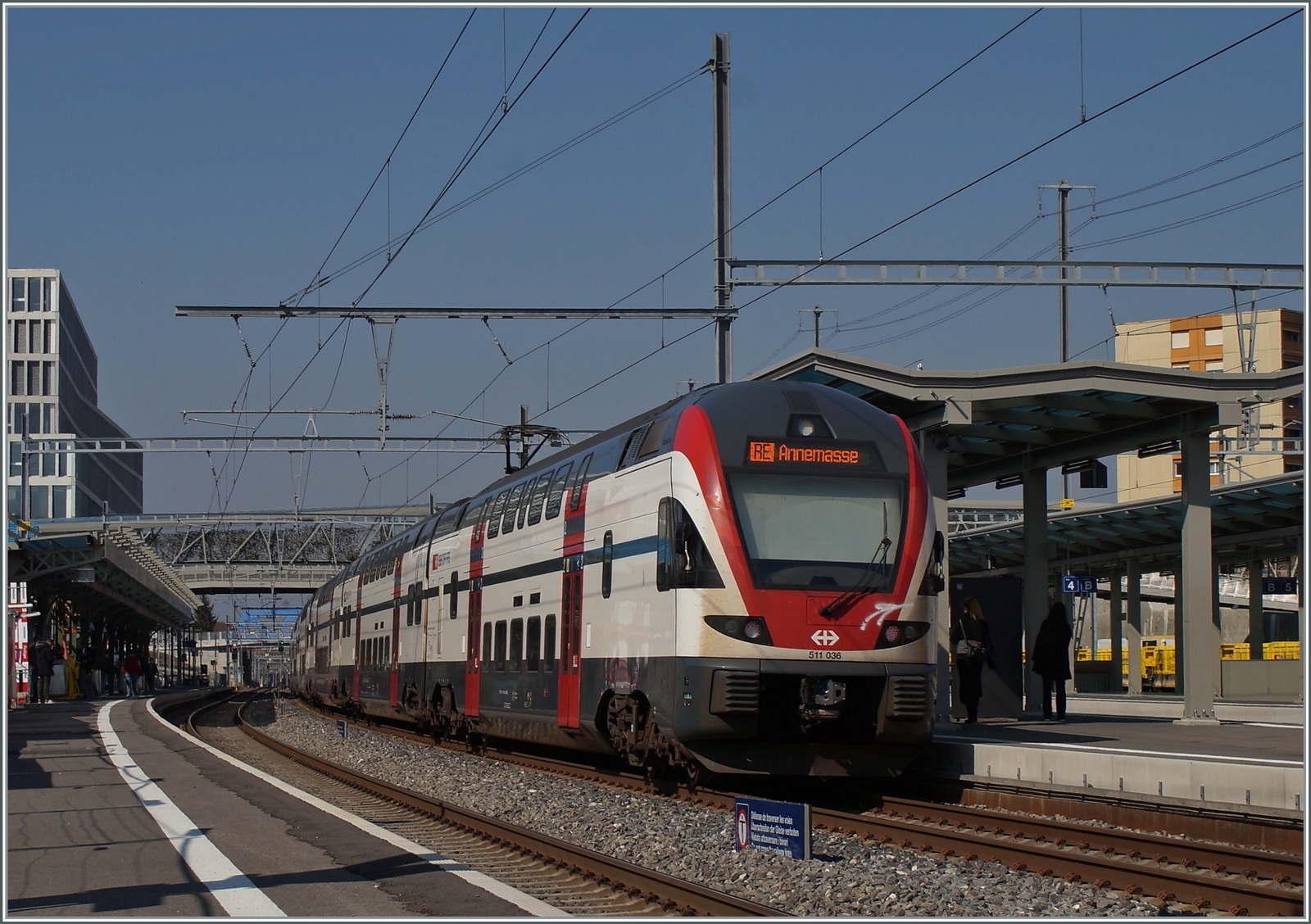 Der SBB RABe 511 036 wartet in Renes VD auf die Weiterfahrt nach Annemasse.

10. März 2022